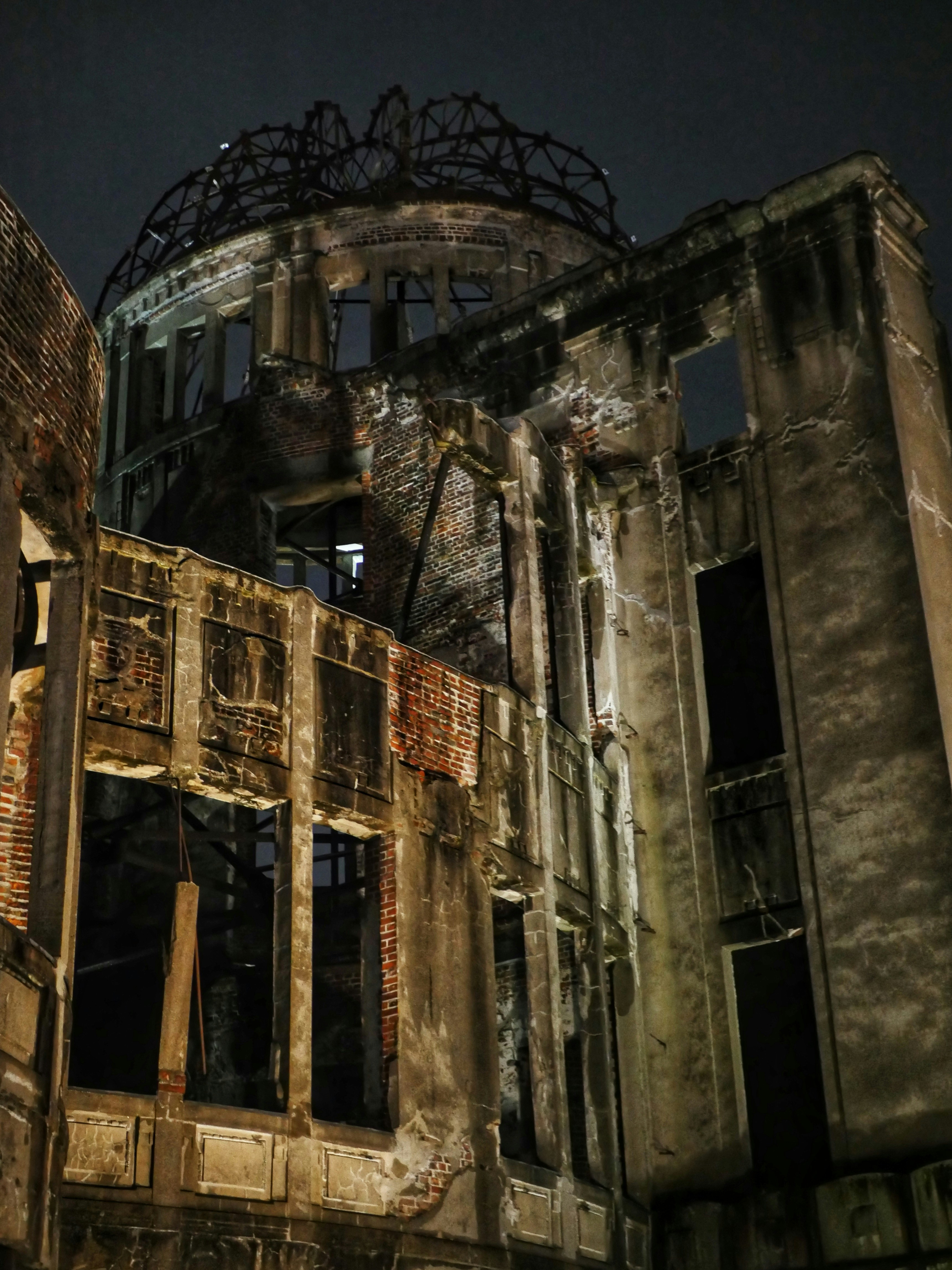 La cúpula de la bomba atómica en Hiroshima iluminada por la noche.