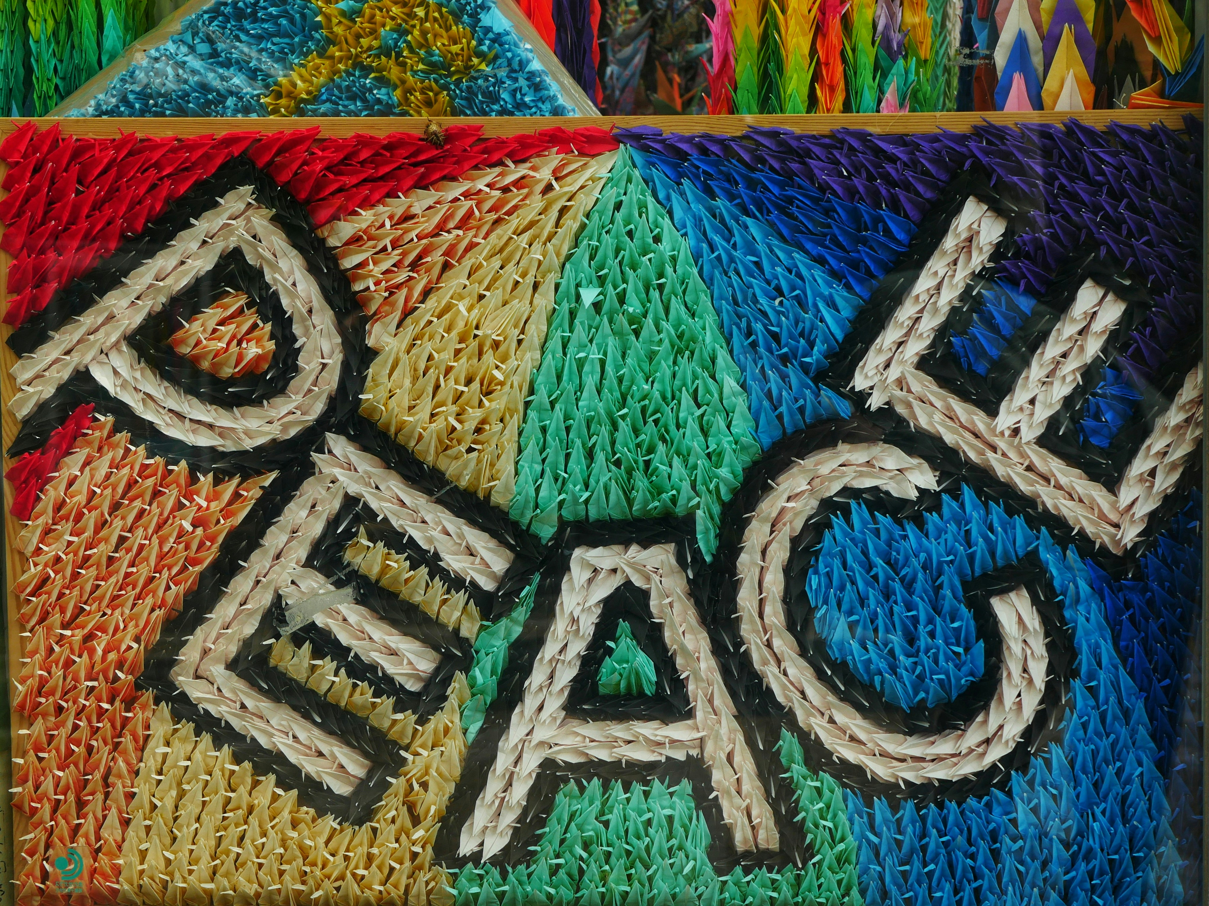Arte tejido colorido que deletrea la palabra paz