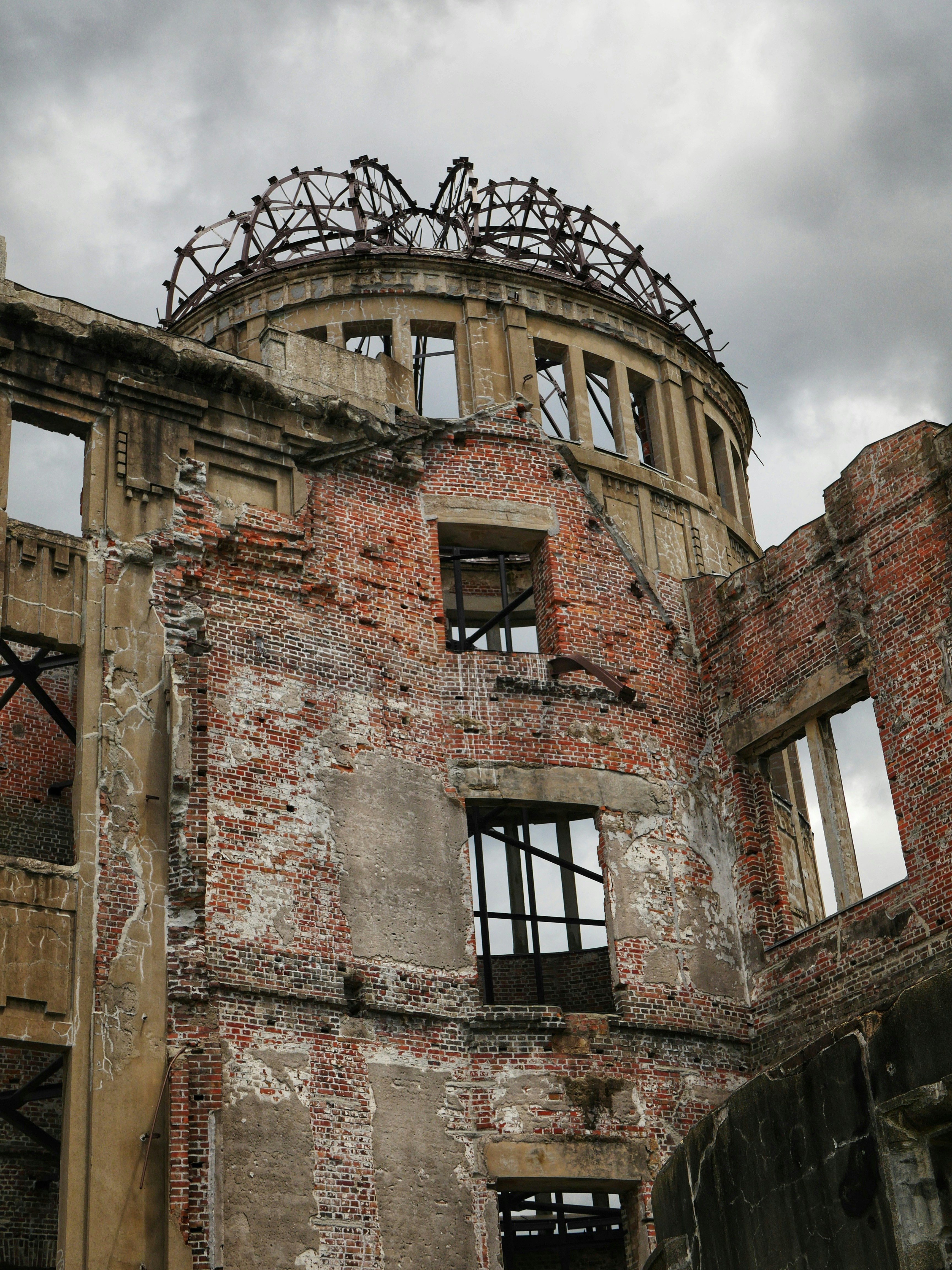 El monumento a la paz de Hiroshima en ruinas bajo un cielo nublado.