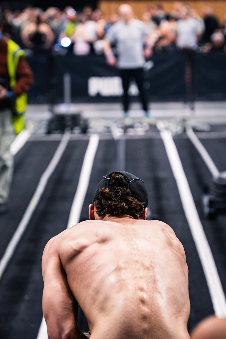 Atleta em concentração e preparação mental antes da prova