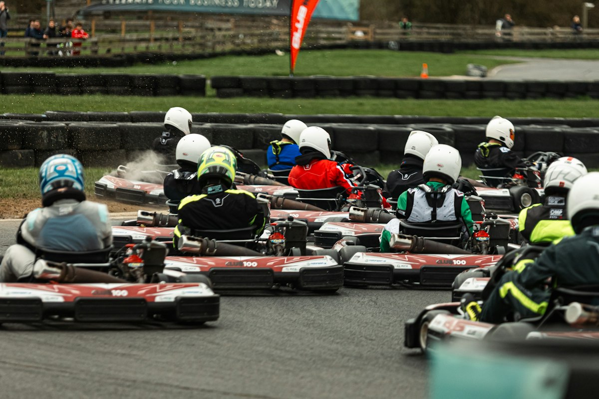 Peloton de karts au départ d'une manche sur la piste karting
