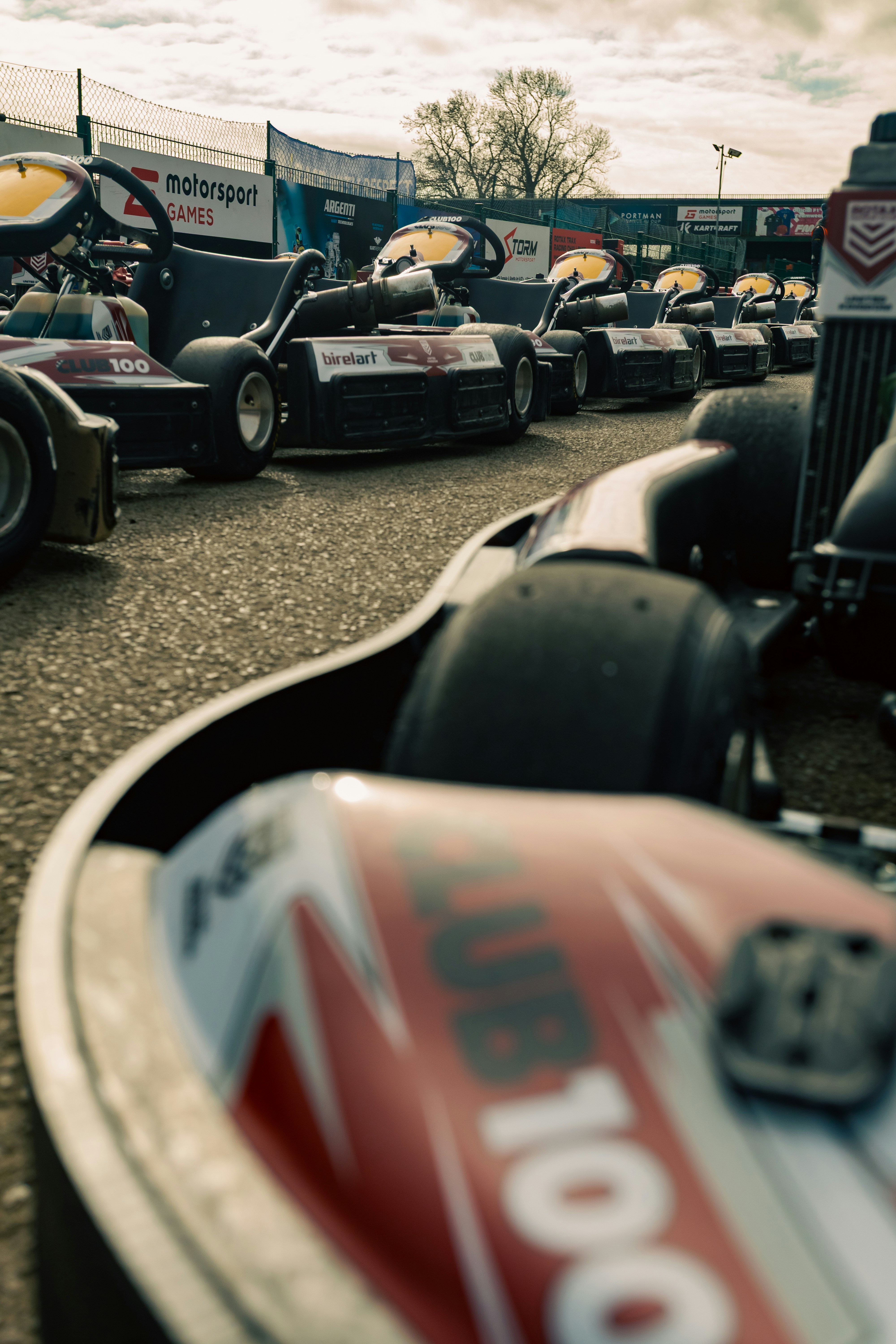 Go-kart berbaris di trek balap.