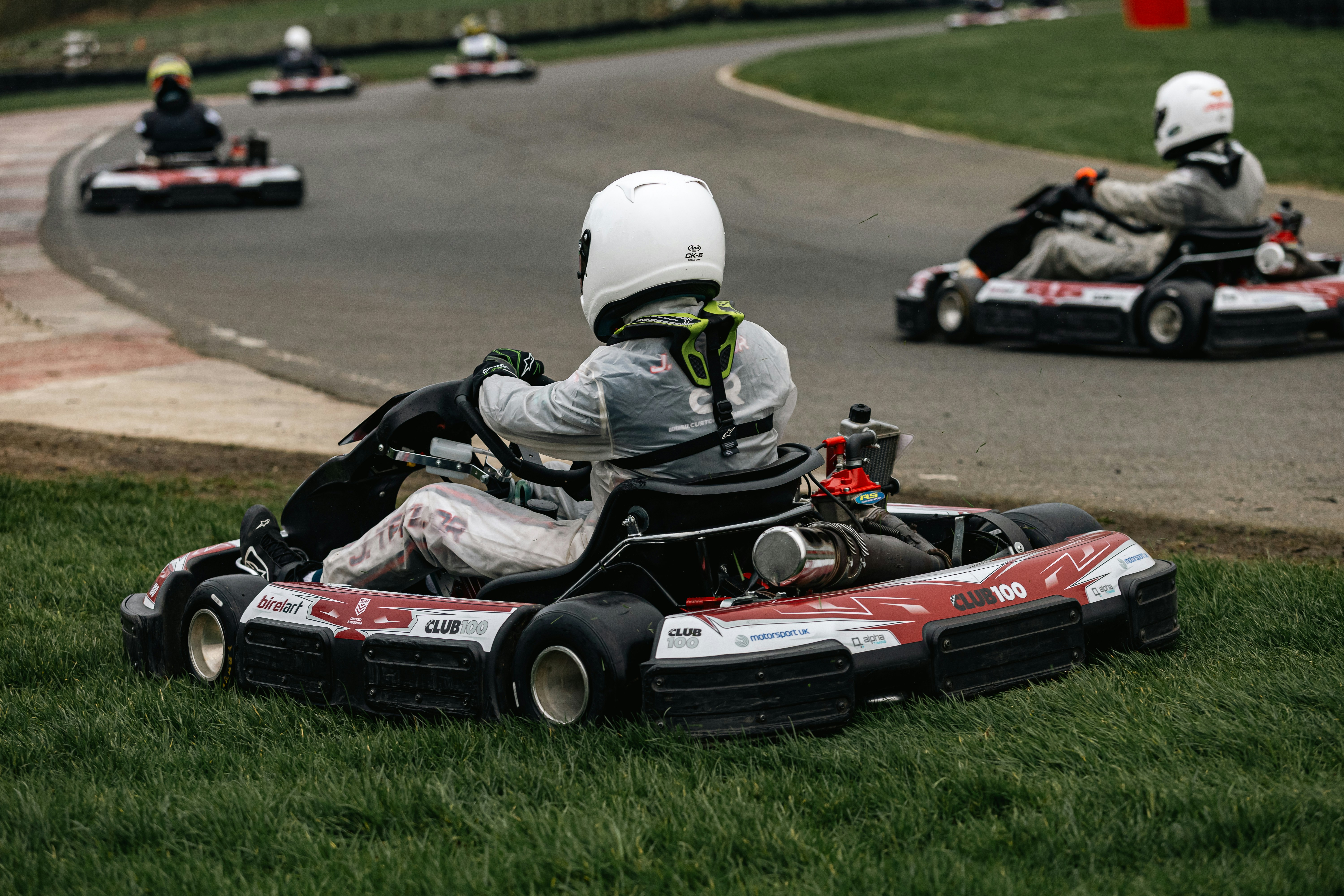 Go-kart balapan di trek beraspal.