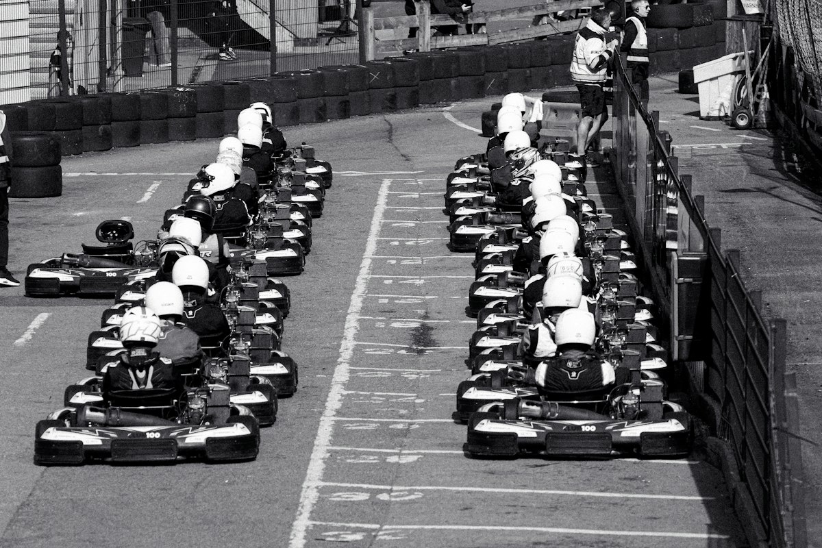 Karts alignés sur la grille, prêts à rouler