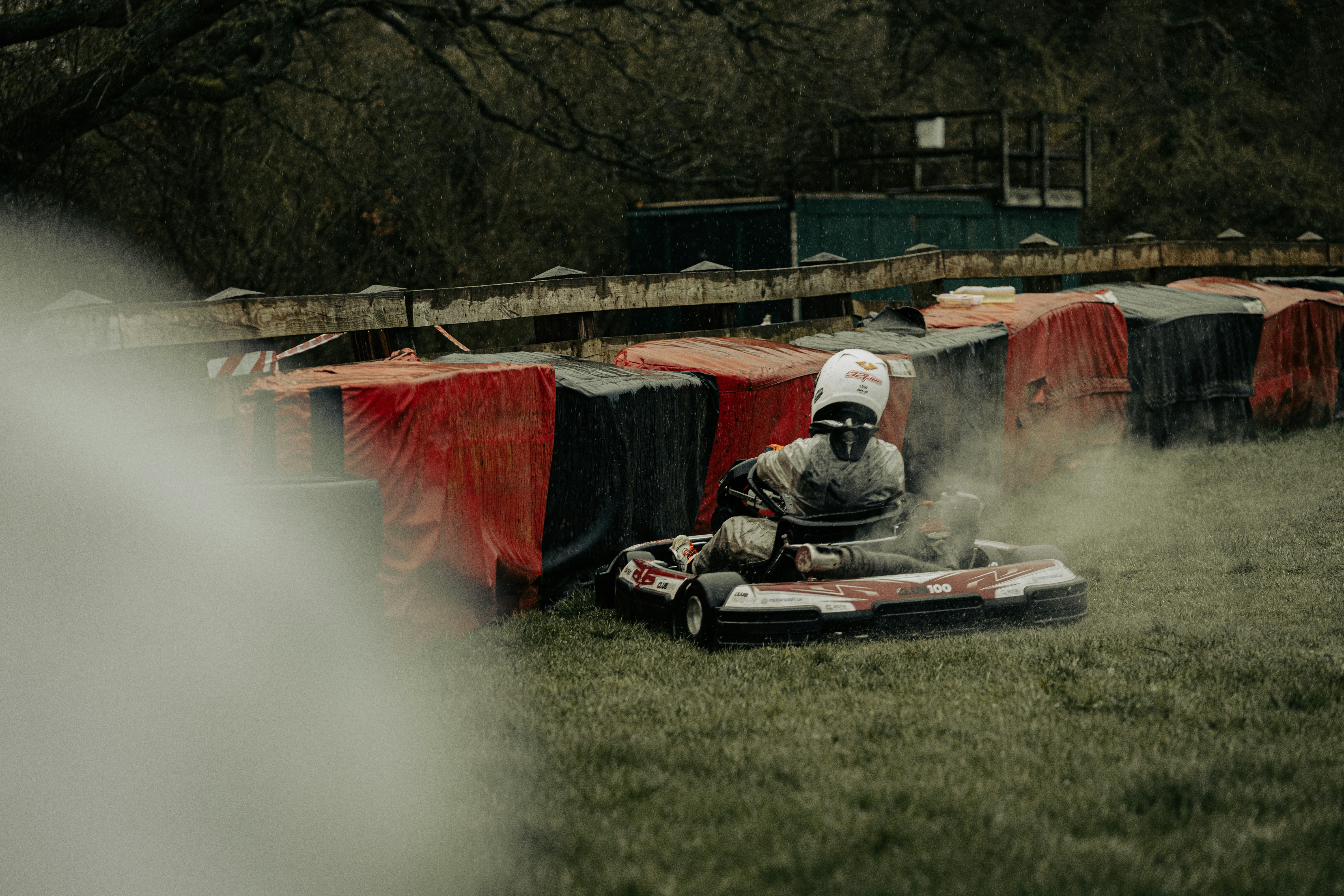Pembalap di go-kart tergelincir keluar jalur ke rumput.