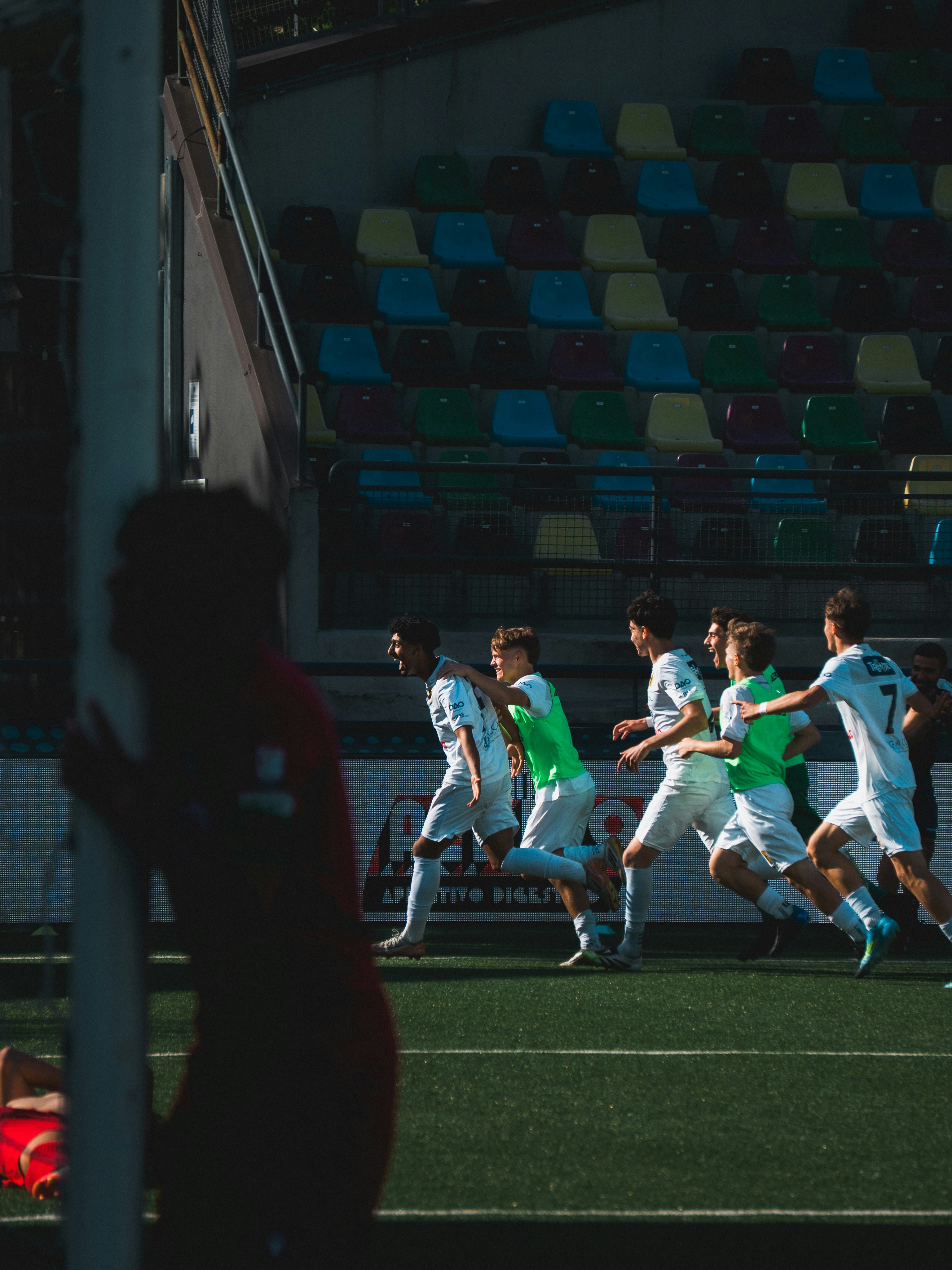Pemain sepak bola berlari di lapangan selama pertandingan.