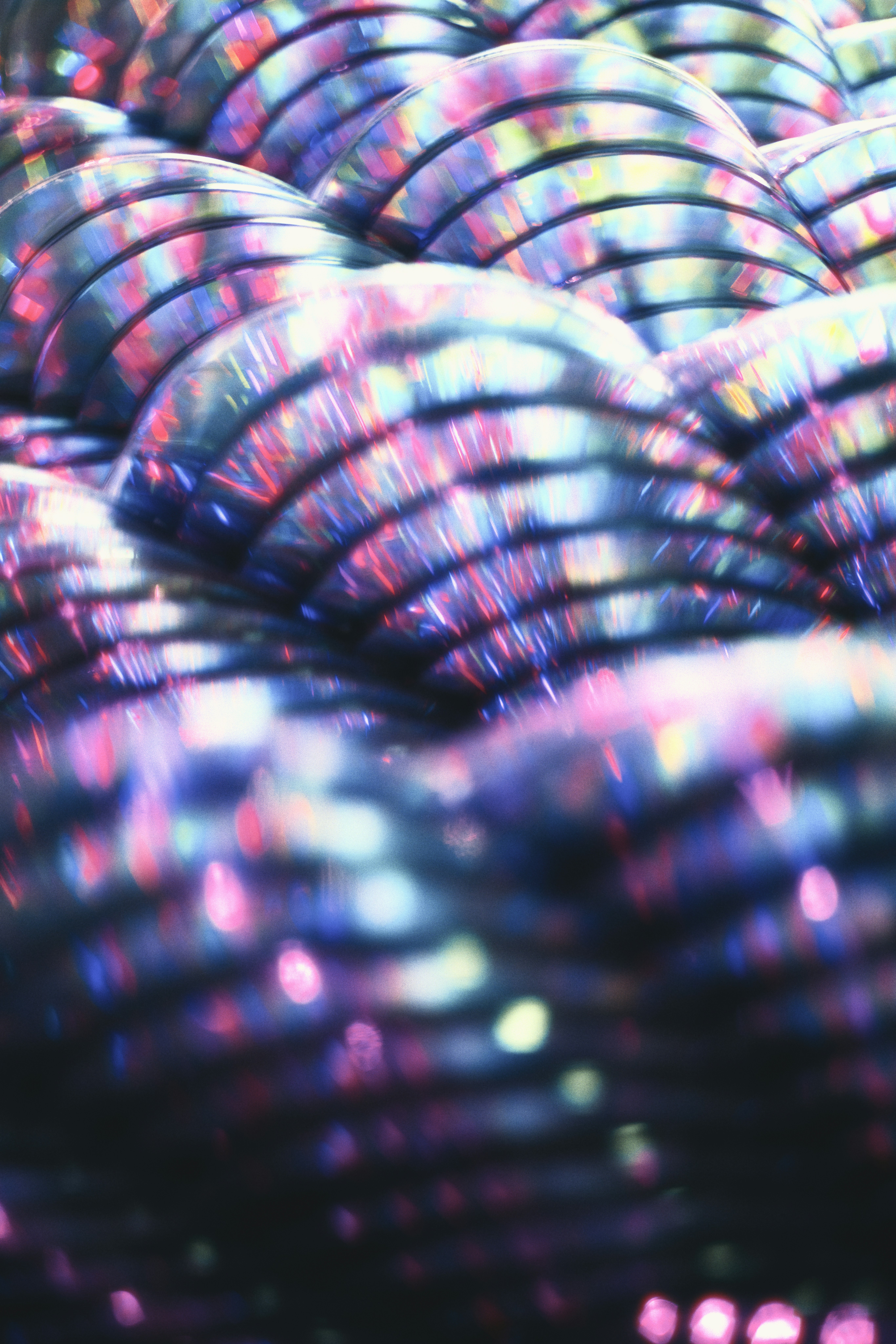 Abstract pattern of iridescent, shimmering spheres. - 相关推荐