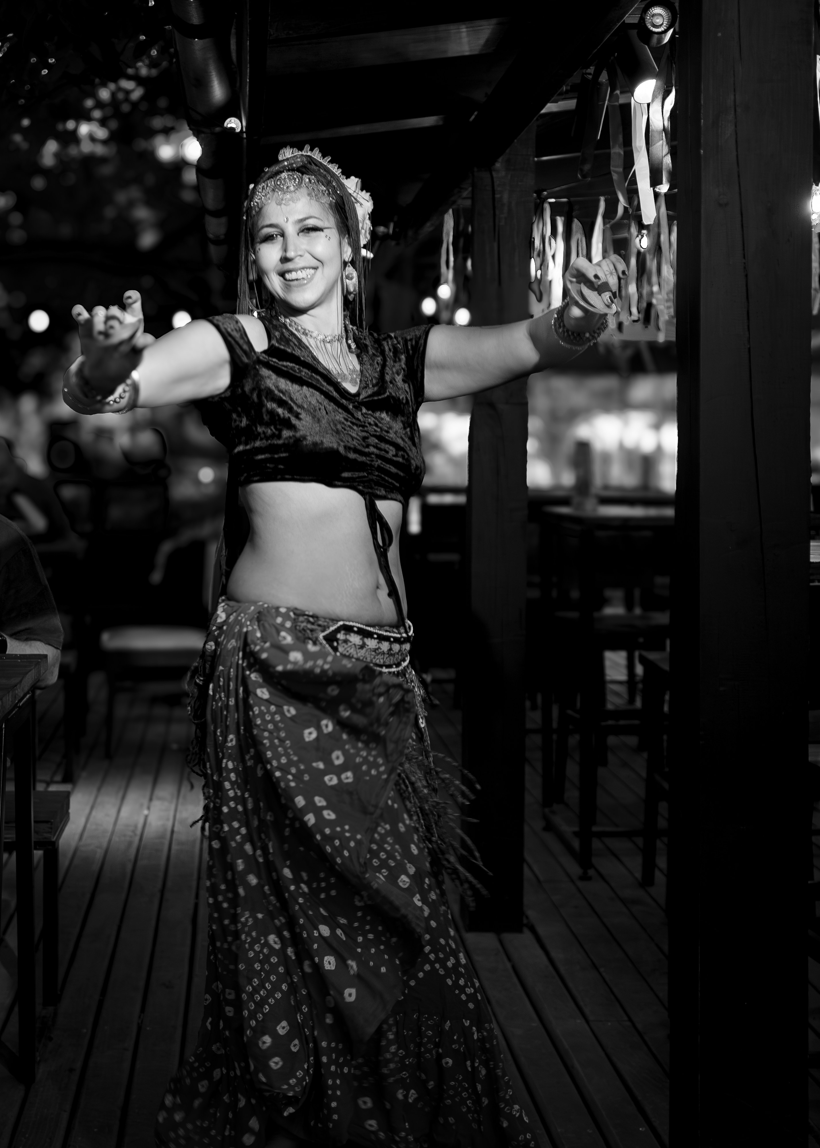 Una mujer sonriente disfrazada de baile del vientre.