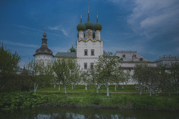 Kremlin churches across the garden — Rostov Veliky, Russia