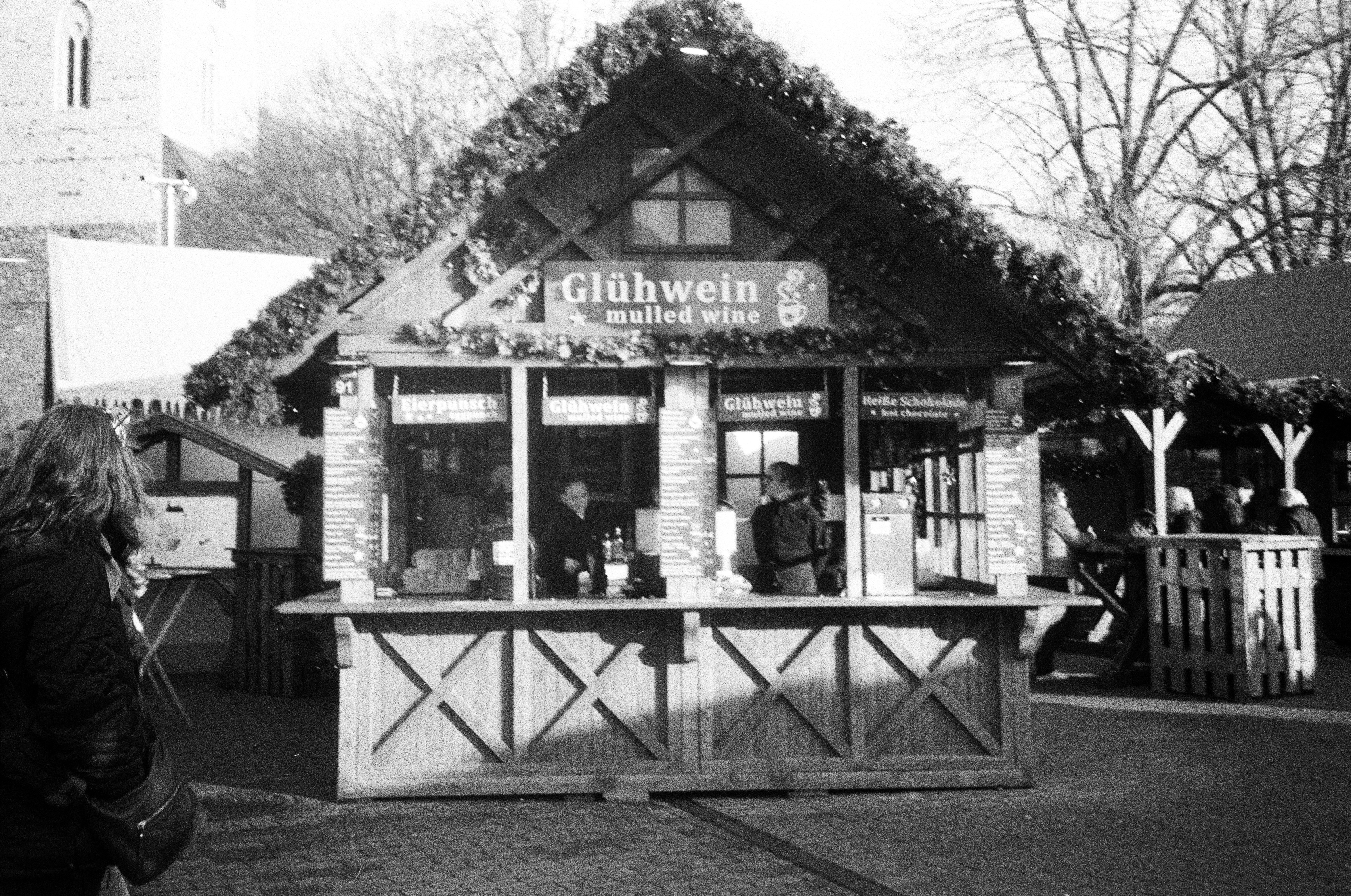 Kios glühwein yang didekorasi di pasar luar ruangan.