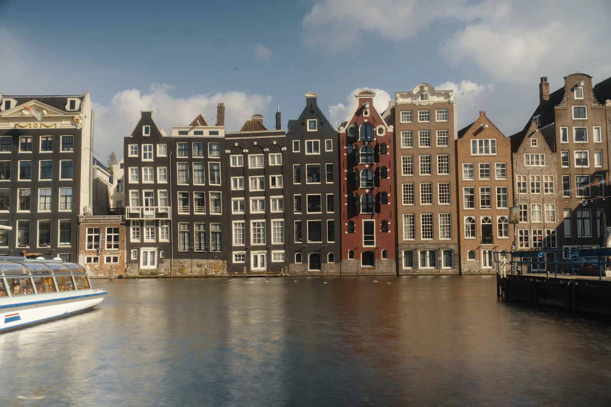 Historische woningen en een boot langs de gracht