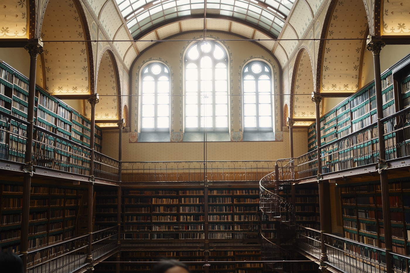 Großer Lesesaal einer historischen Bibliothek