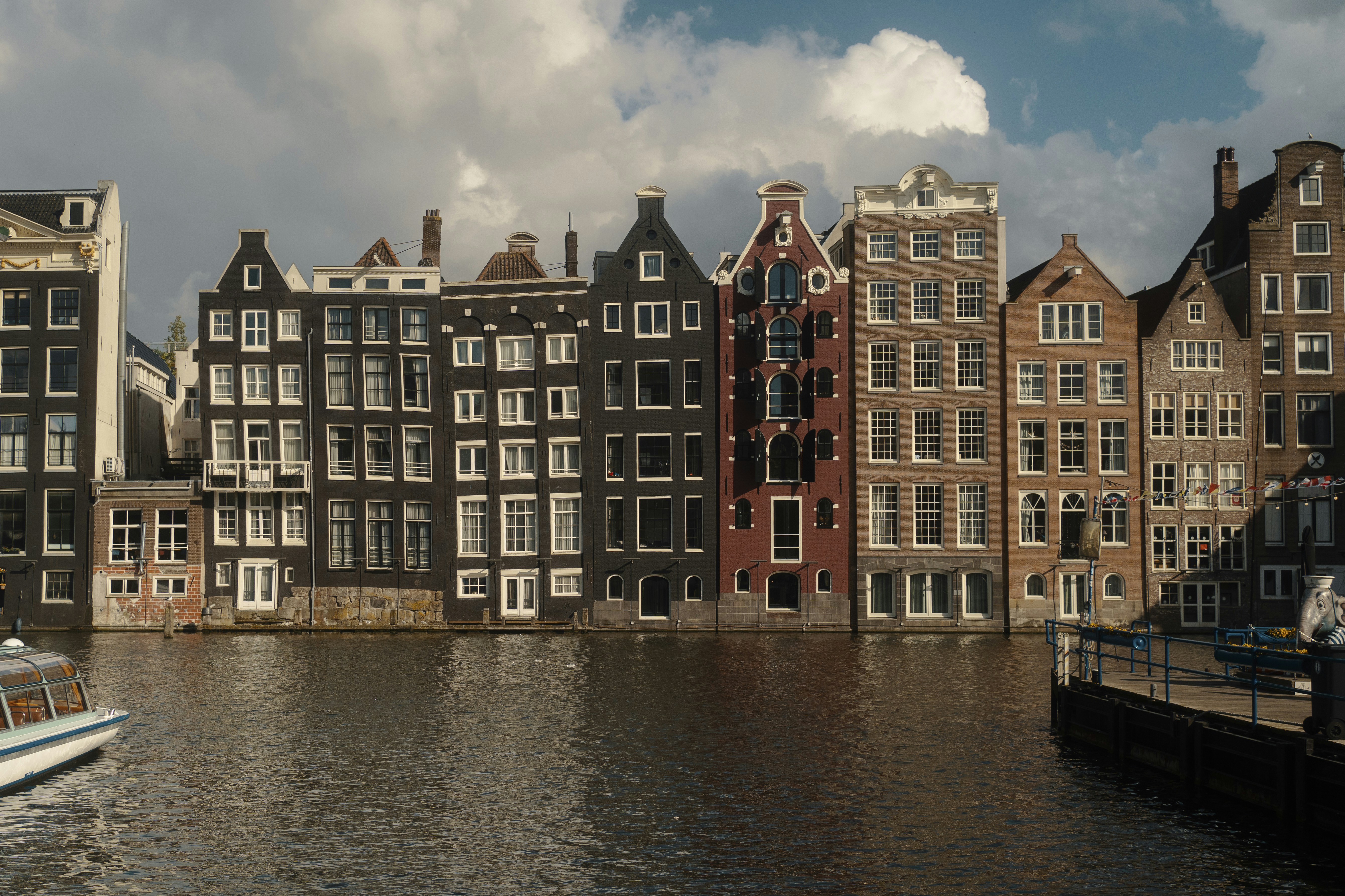 Why Amsterdam Weather Hits 21°C Days with 9°C Nights During Pride Week: Canal District Climate Patterns