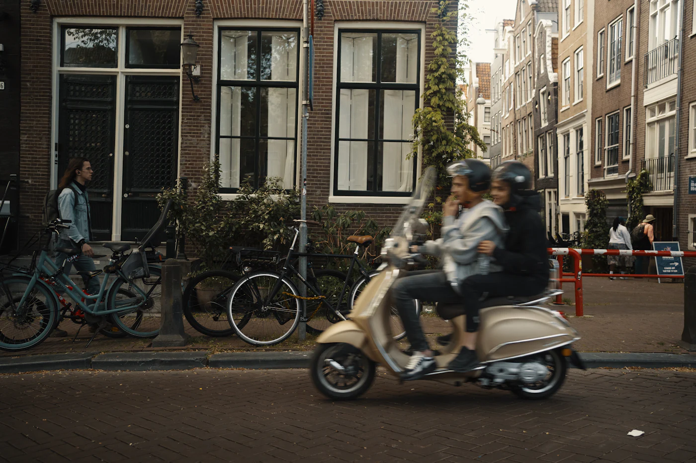 Scooterrijders in het verkeer in de stad