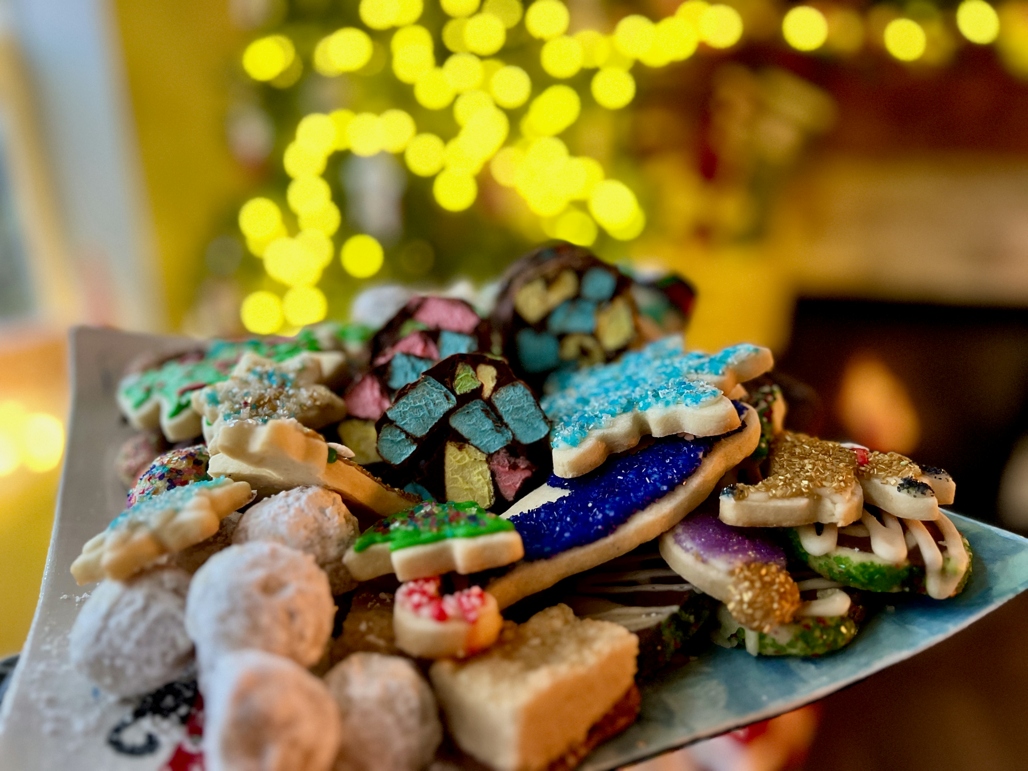Un piatto di biscotti di Natale colorati e dolcetti natalizi.