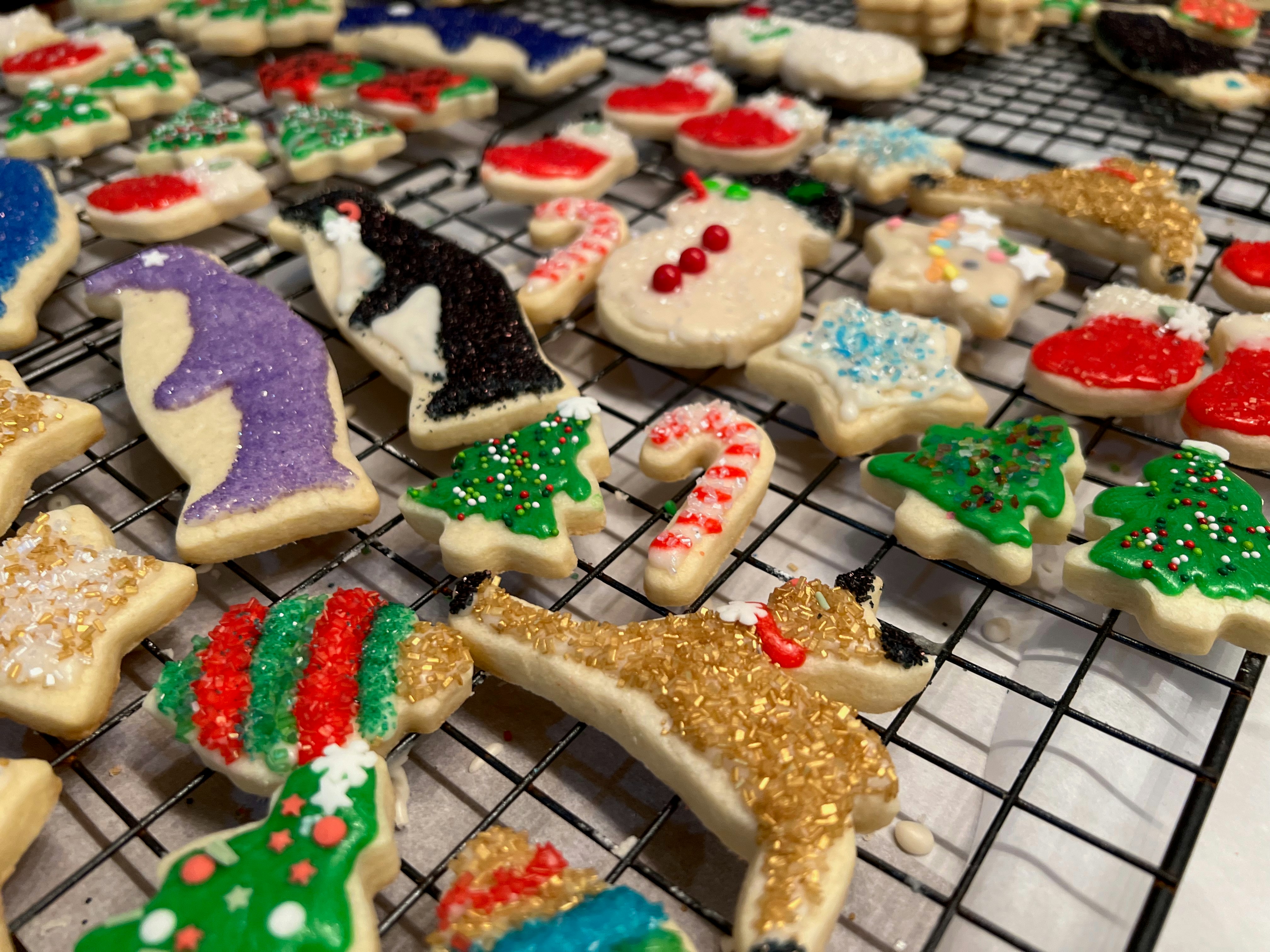 Assortimento di biscotti natalizi festosi con glassa colorata e coprite.