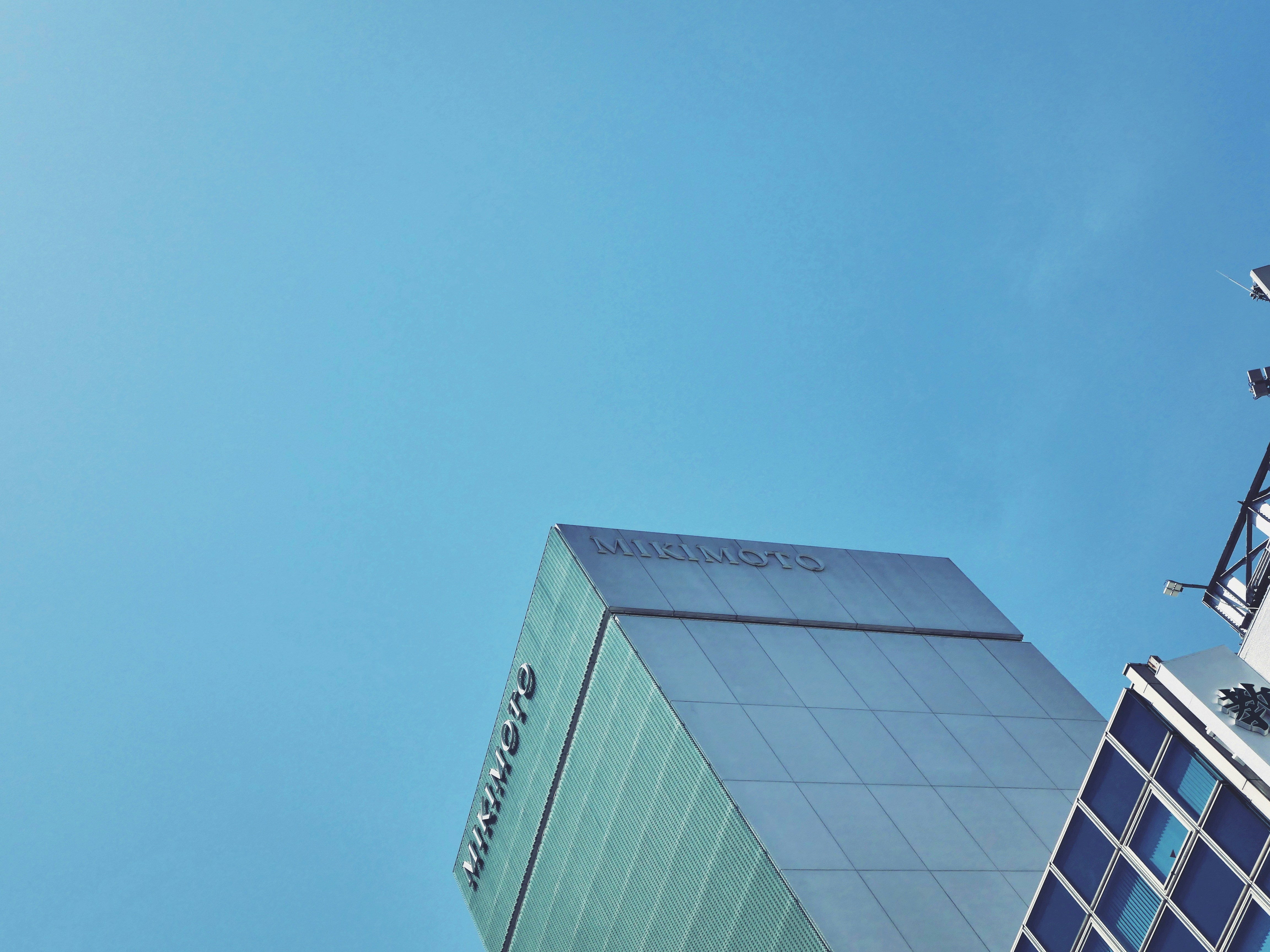 Edificios modernos con ventanas azules contra un cielo despejado.