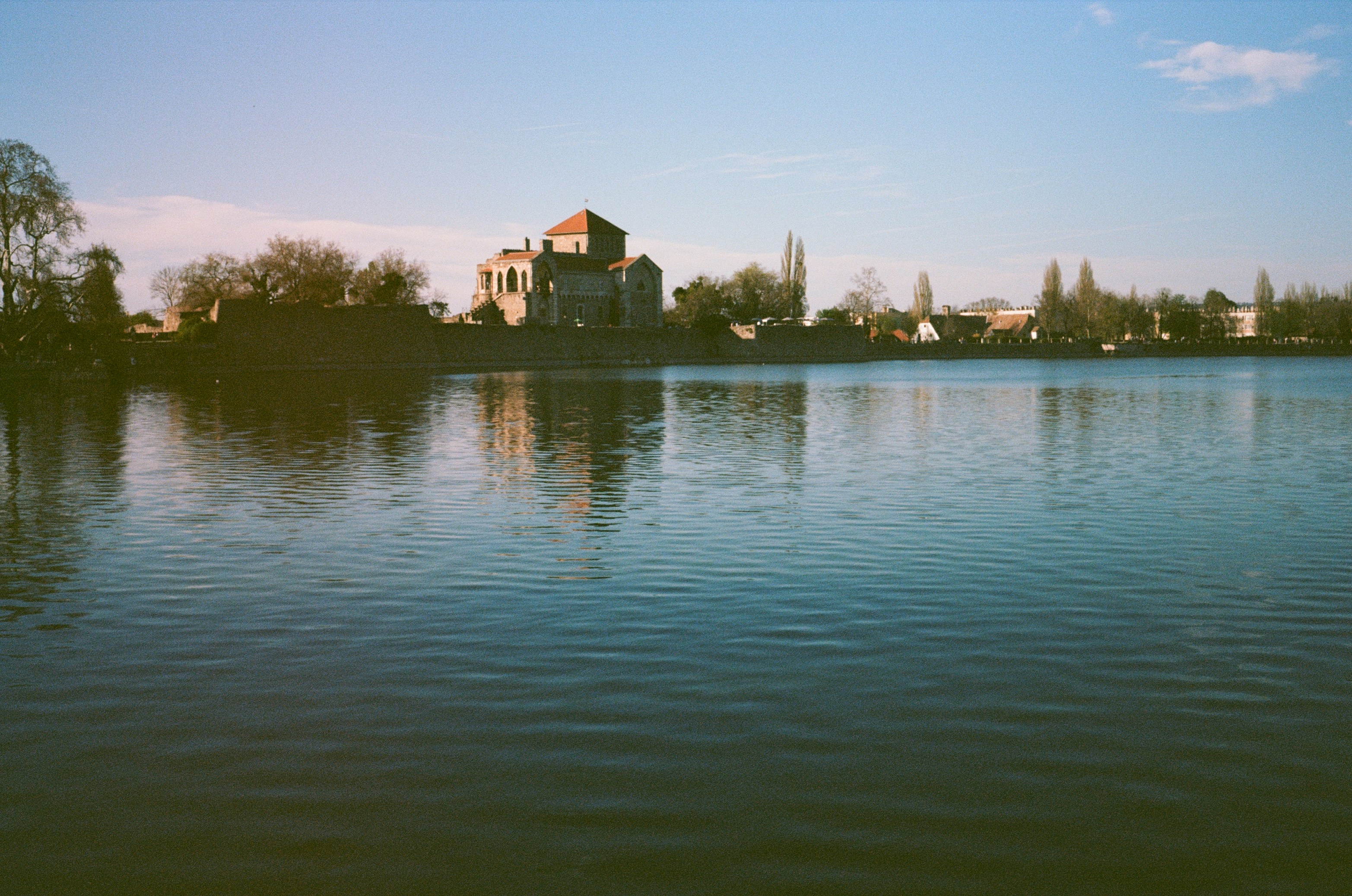 Photo by kornyeir