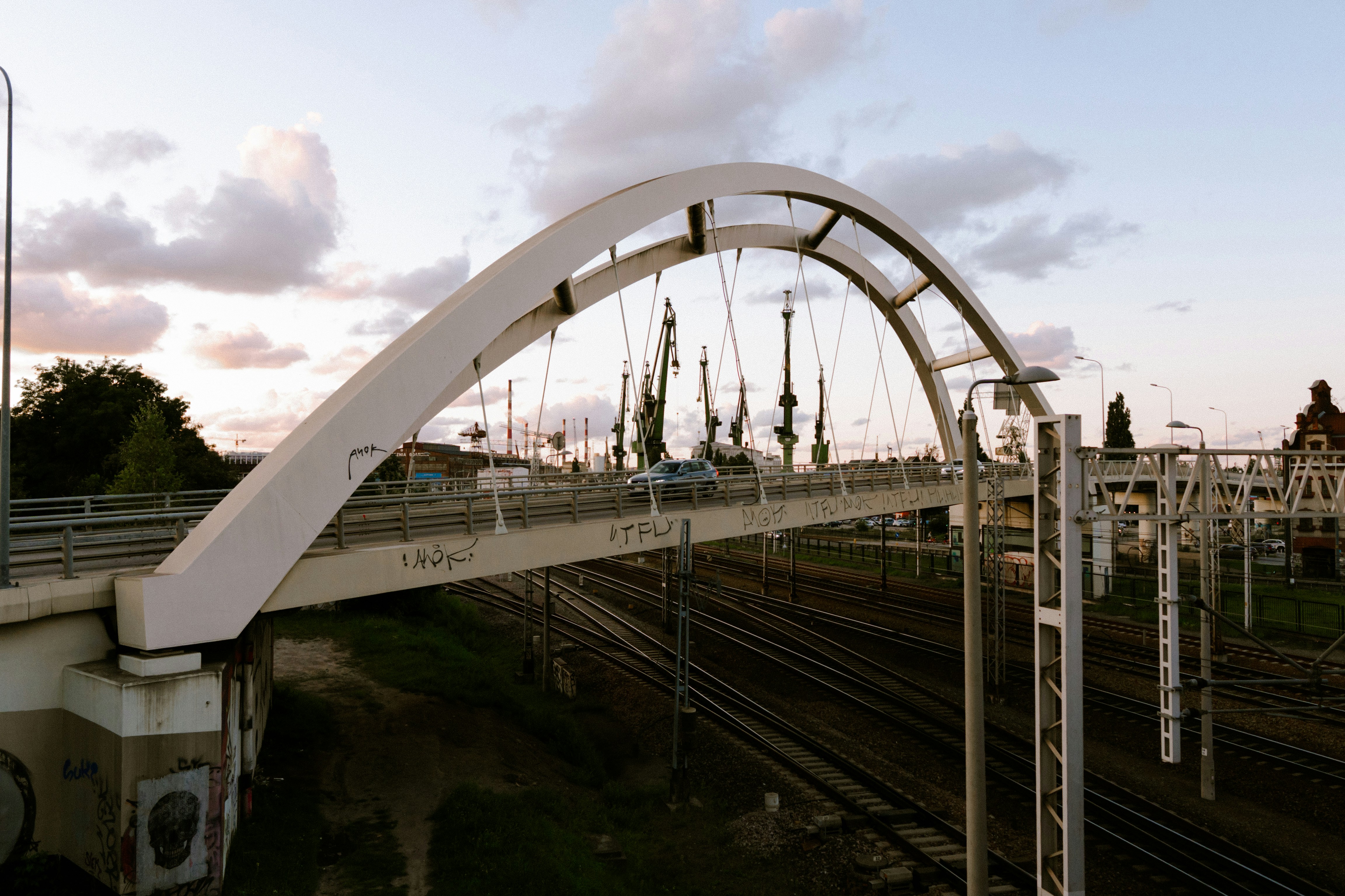 젠슨 황, 방한 중 SK·삼성·LG·네이버·현대차 연쇄 방문 - Modern white arched bridge above train tracks at dusk.