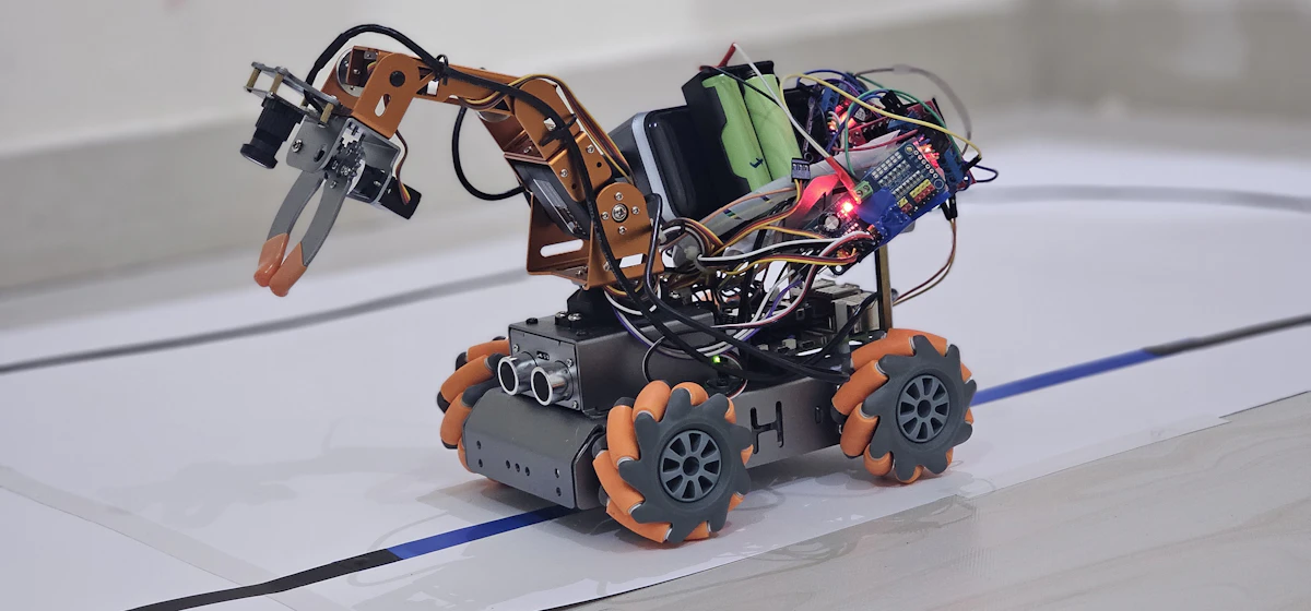 Robot DIY avec bras articulé, roues et électronique embarquée imprimés en 3D