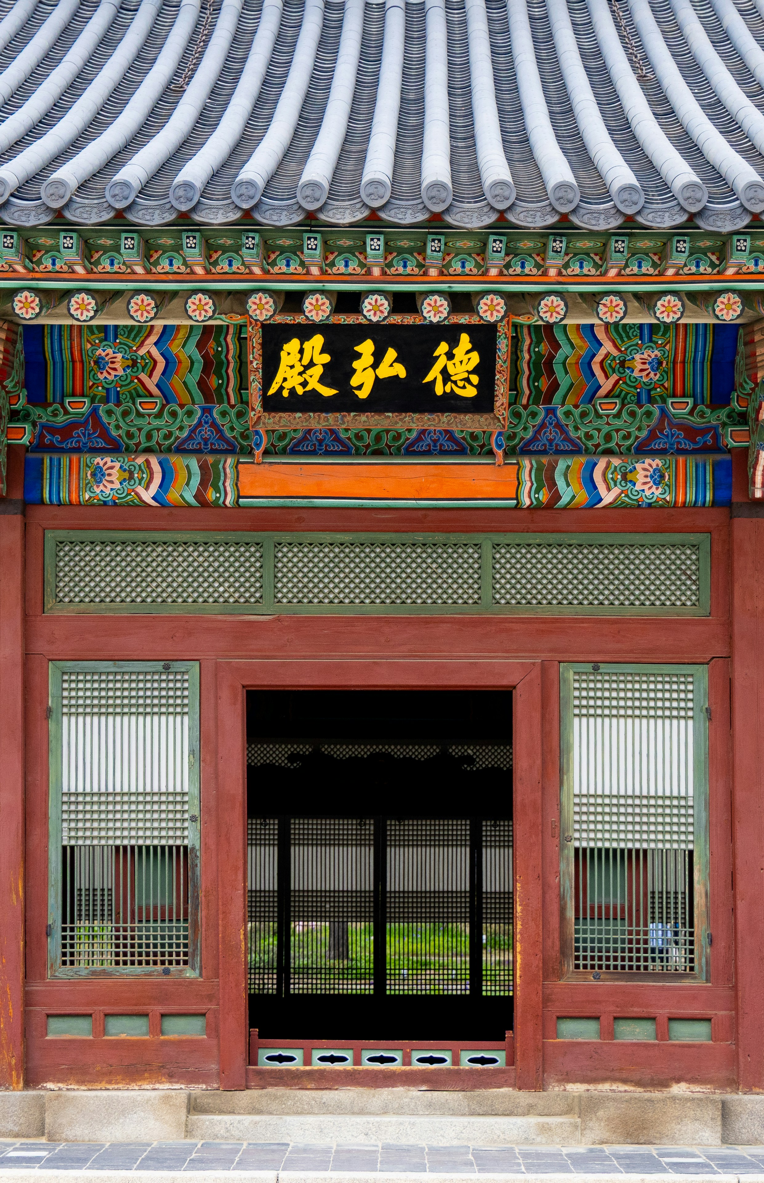 Entrada colorida tradicional coreana com telhado de telhas distinto.