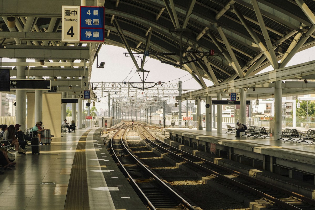 台中車站高架月台，站牌標示臺中 4 月台