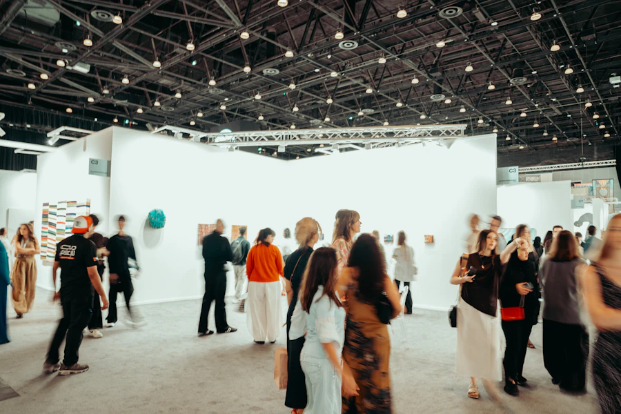 Marbella Design & Art Fair - visiteurs dans une galerie d'art