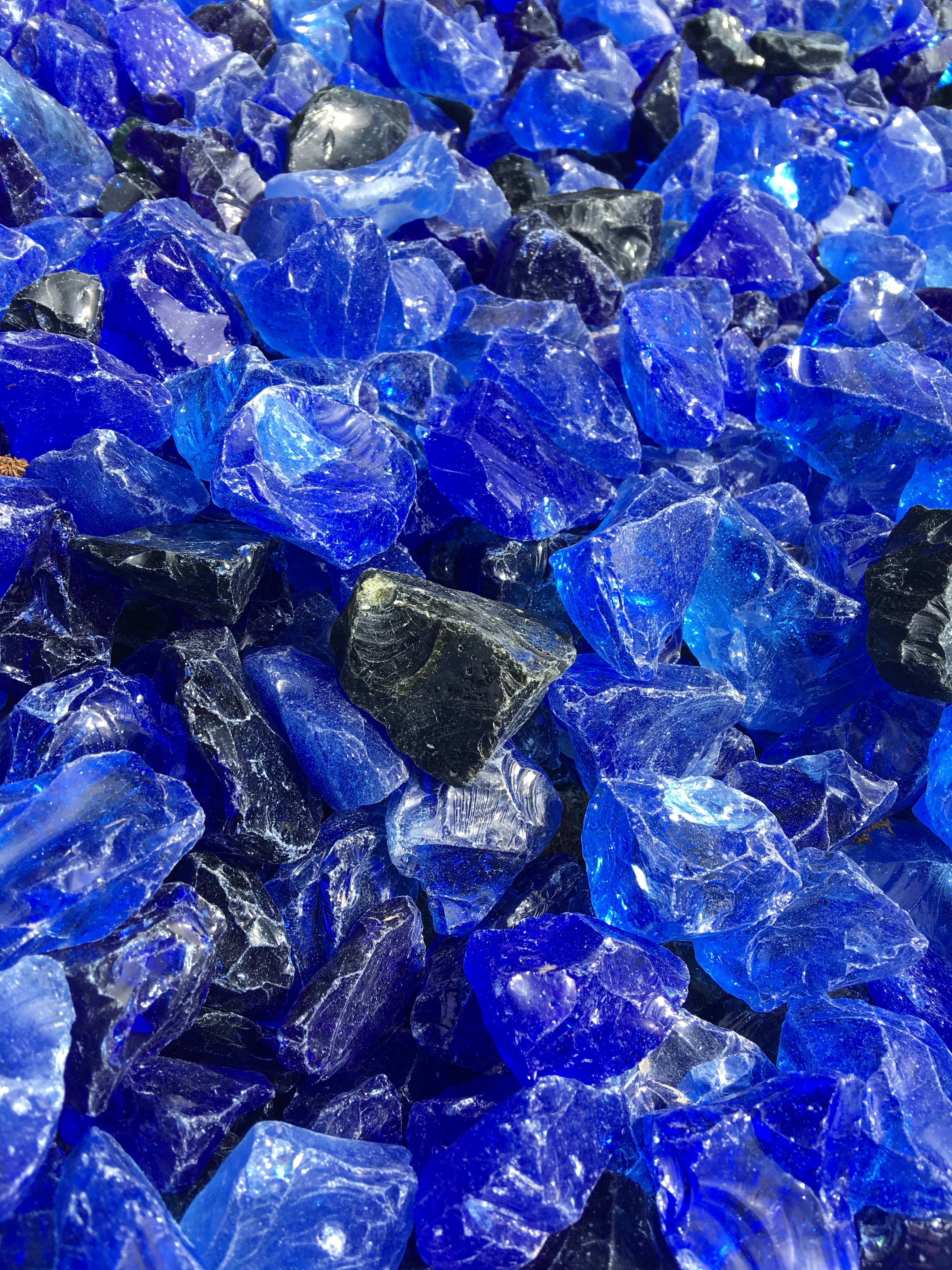 Um monte de cacos de vidro azul vibrante e escuro.