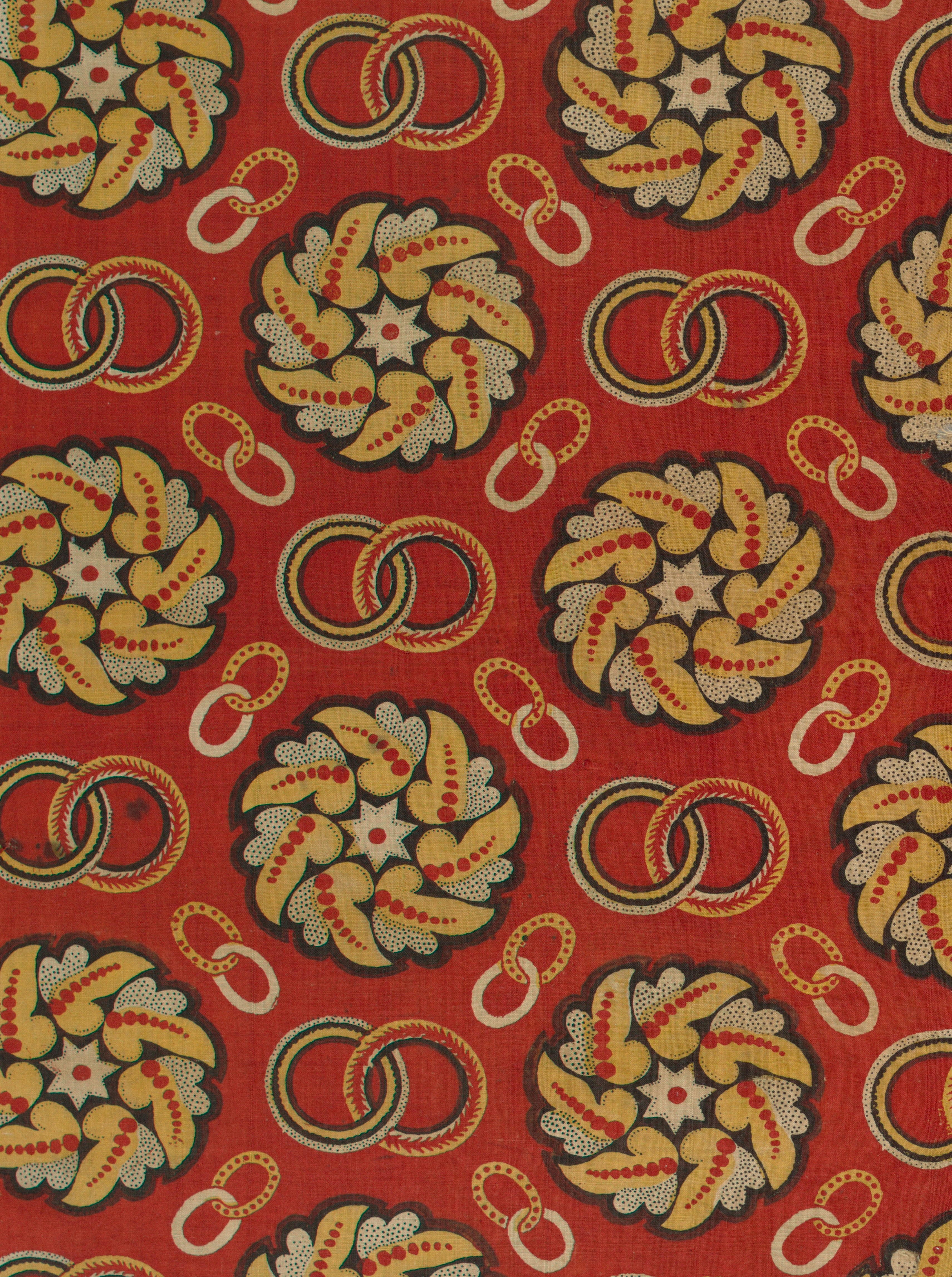 Fond rouge avec motifs floraux répétés et anneaux entrelacés.
