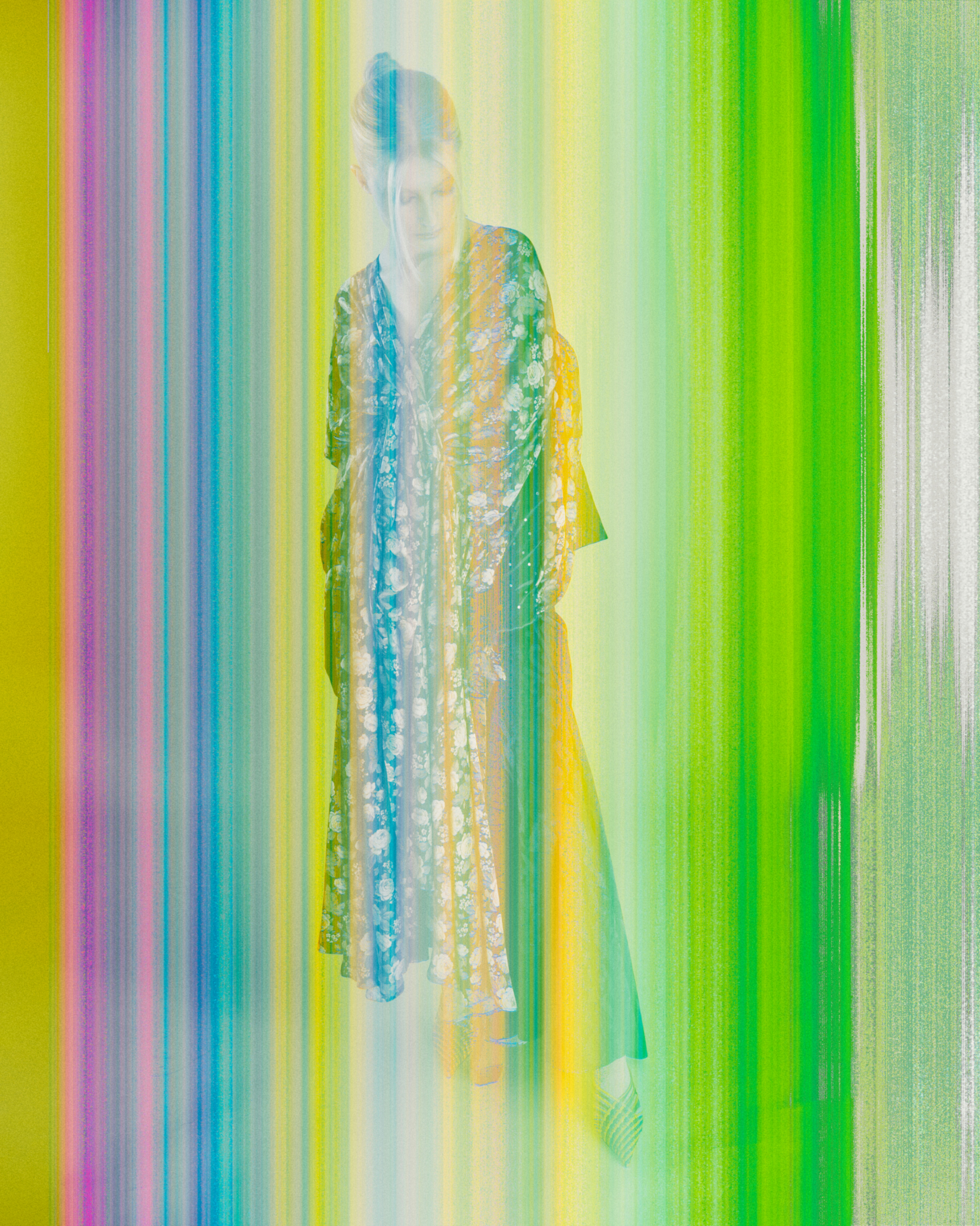 Una persona in una veste decorata tra strisce verticali colorate.