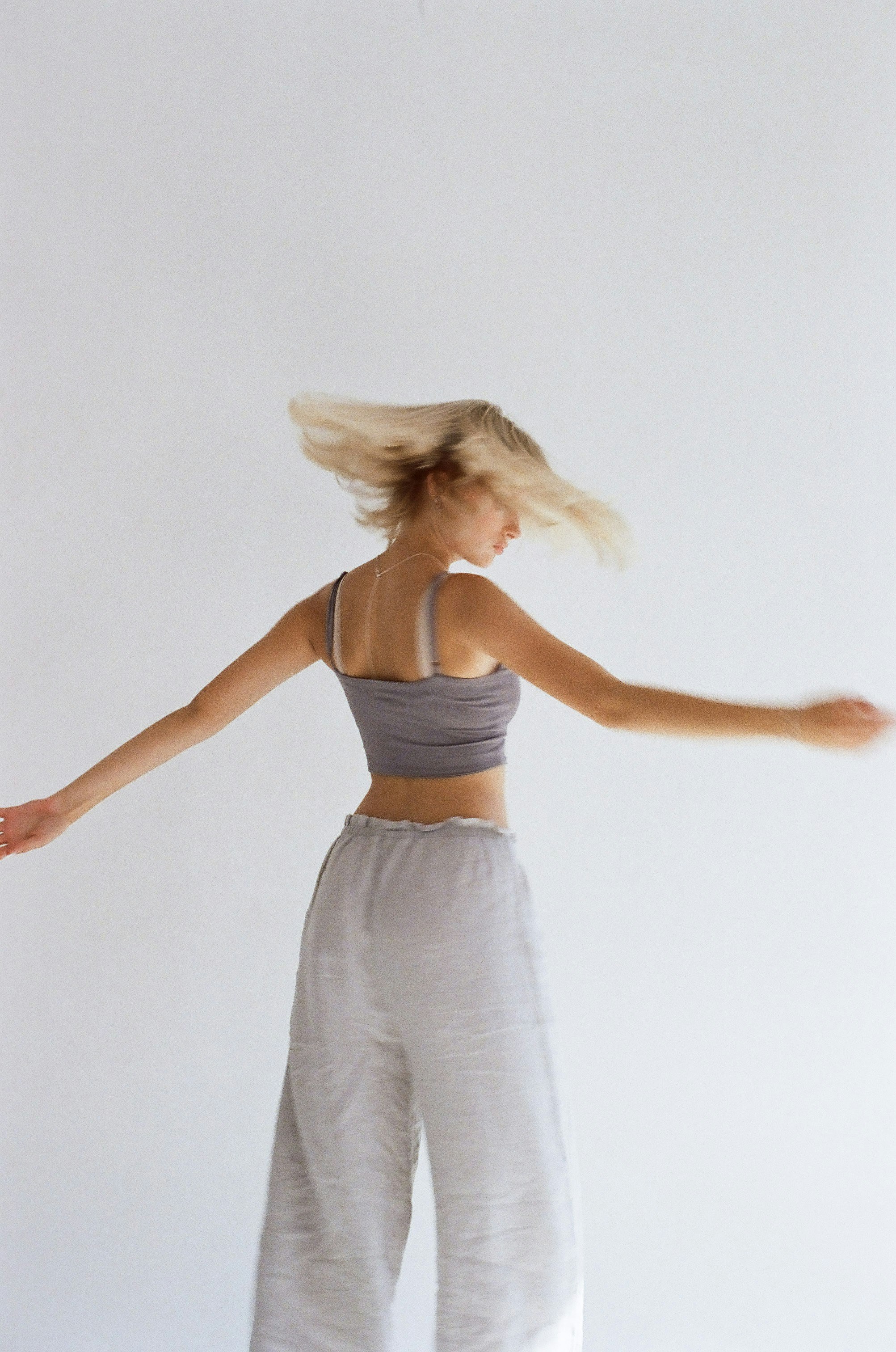 Pull blanc minimaliste élégant