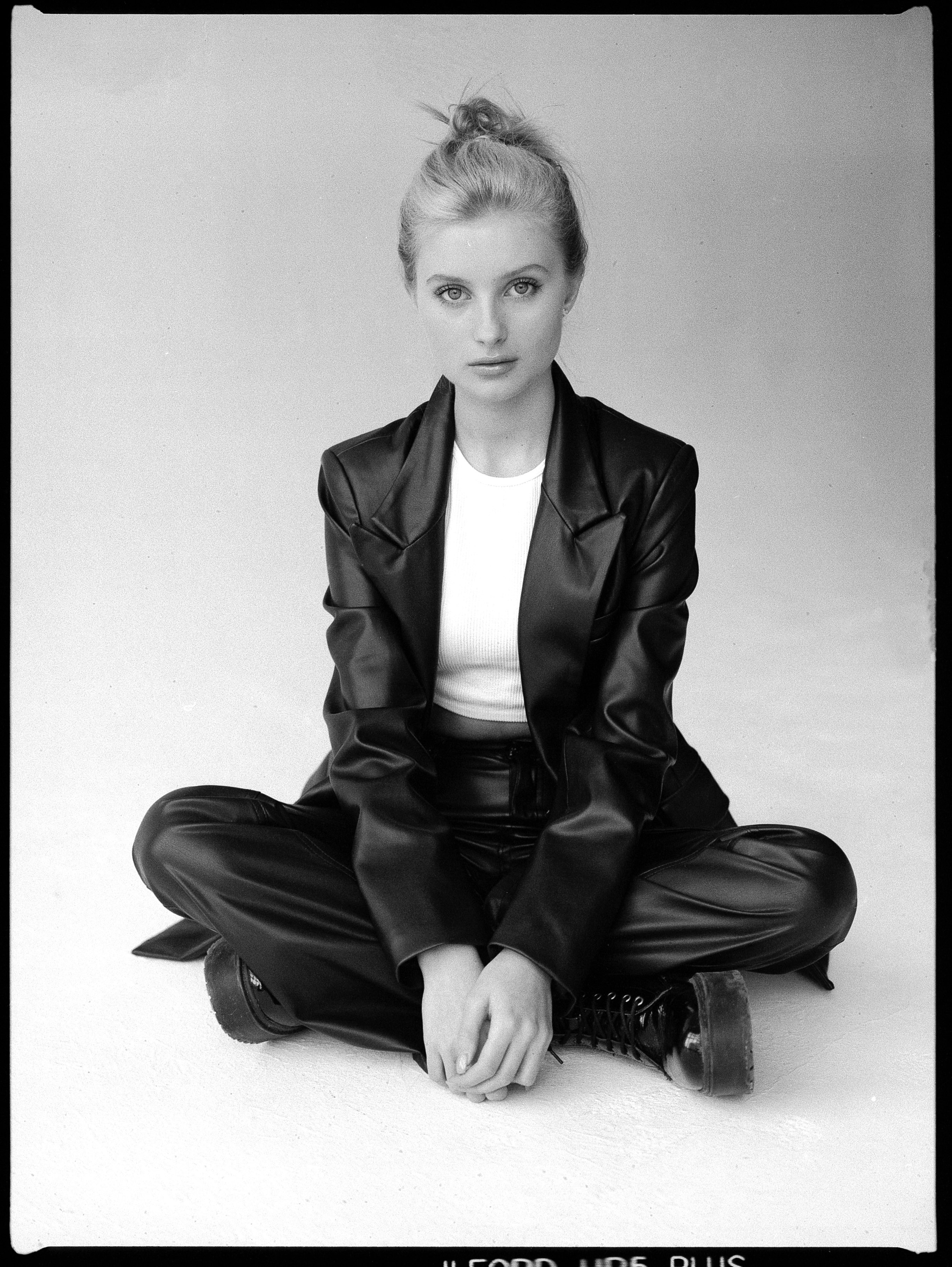 minimalist fashion boots pants, wallpaper, Tips for Pairing Boots With Cropped Pants: The Ultimate Style Guide 4