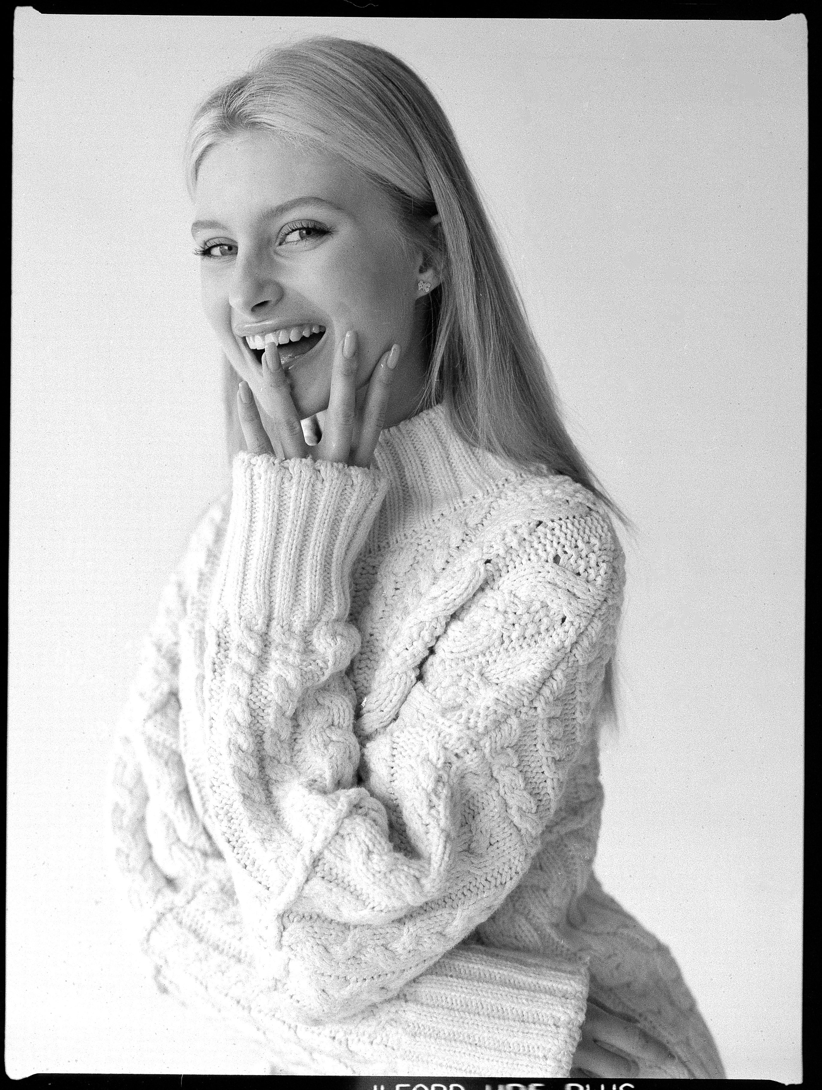 minimalist cozy knitwear wallpaper, wallpaper, How to Style Maxi Cardigans: Chic Outfits for Every Season 2