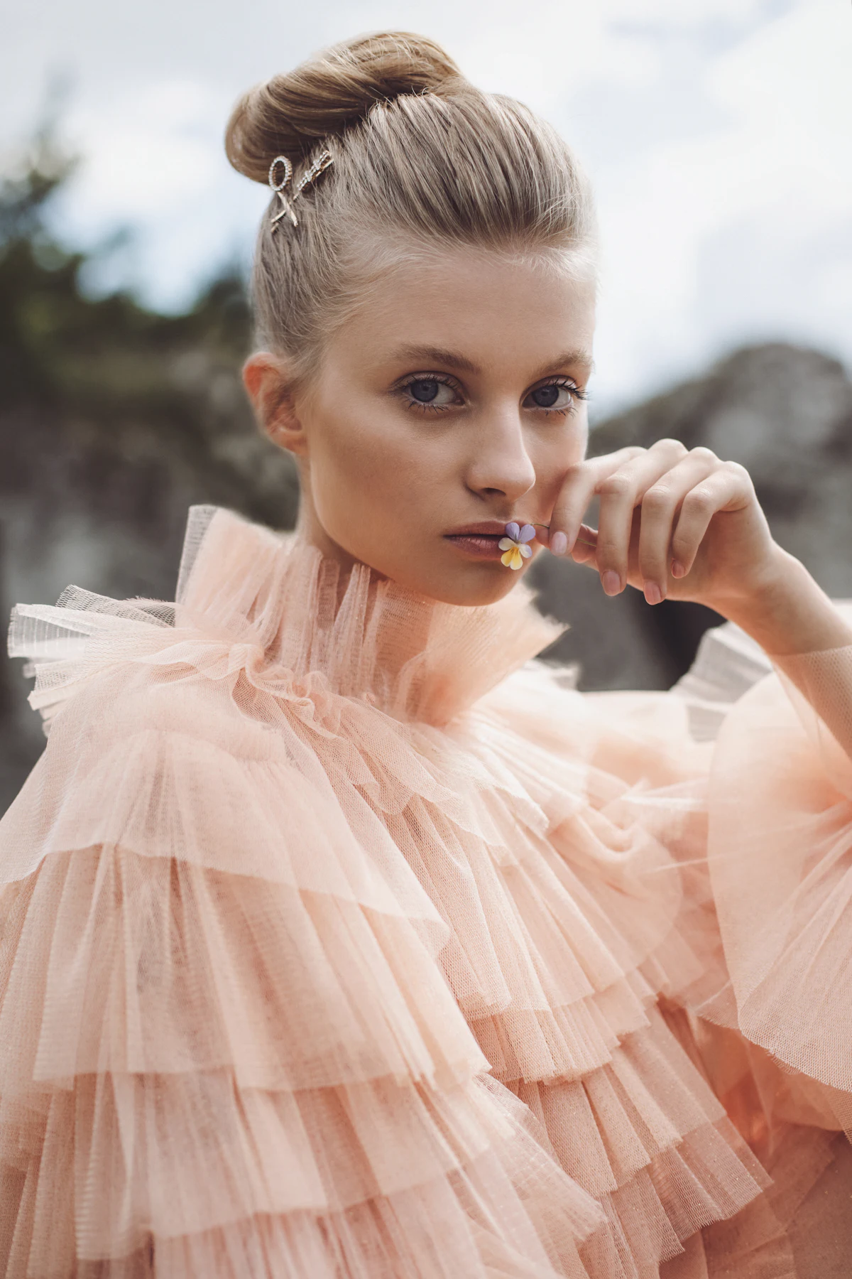 Vestido rosa de volantes y flores pequeñas en la mano