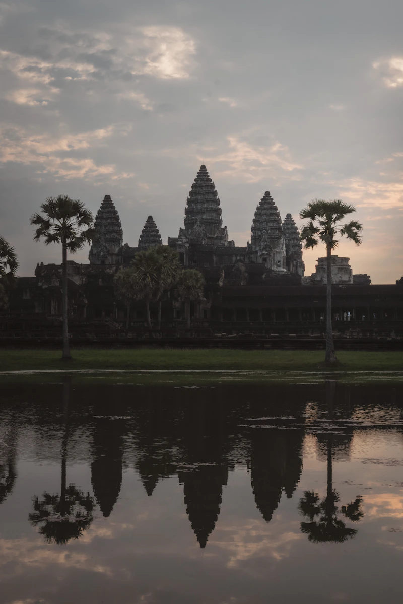 Angkor Wat reflejado en el agua al amanecer