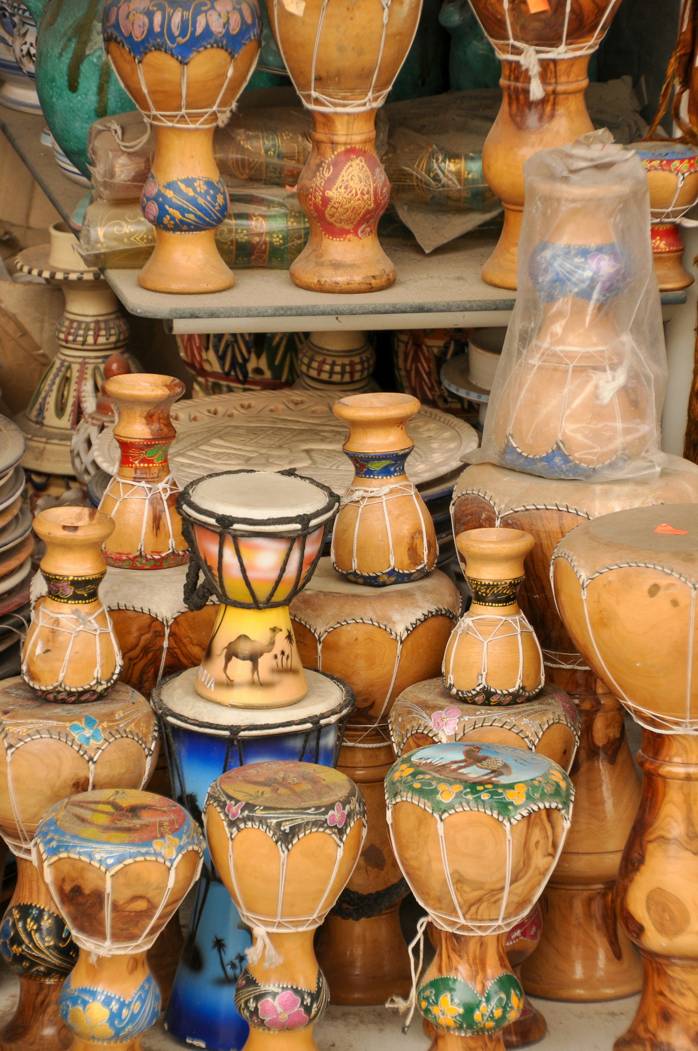 Una colección de tambores tradicionales artesanales y objetos decorativos.
