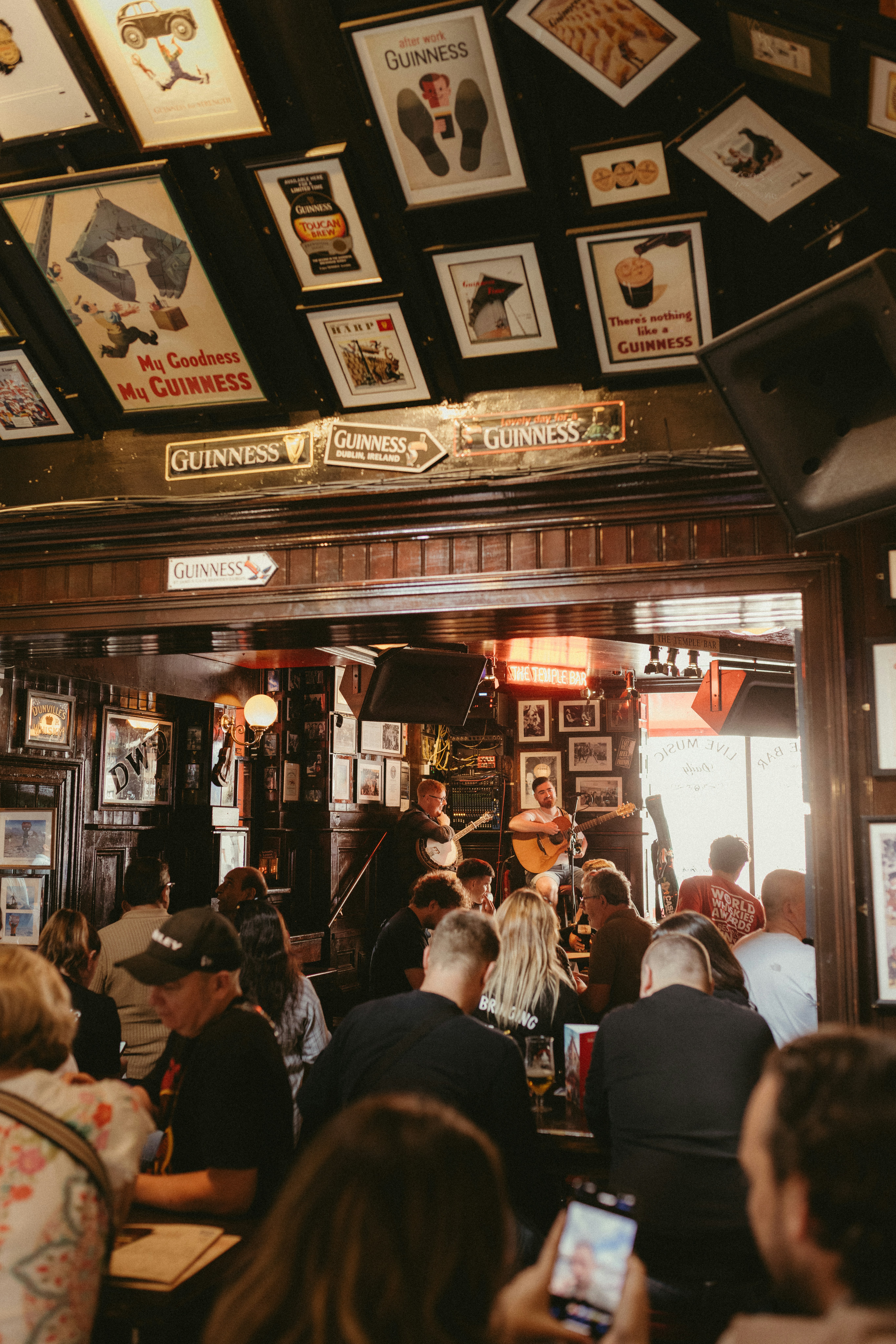 Tipping in Cotswolds Pubs: What's Expected and What's Not