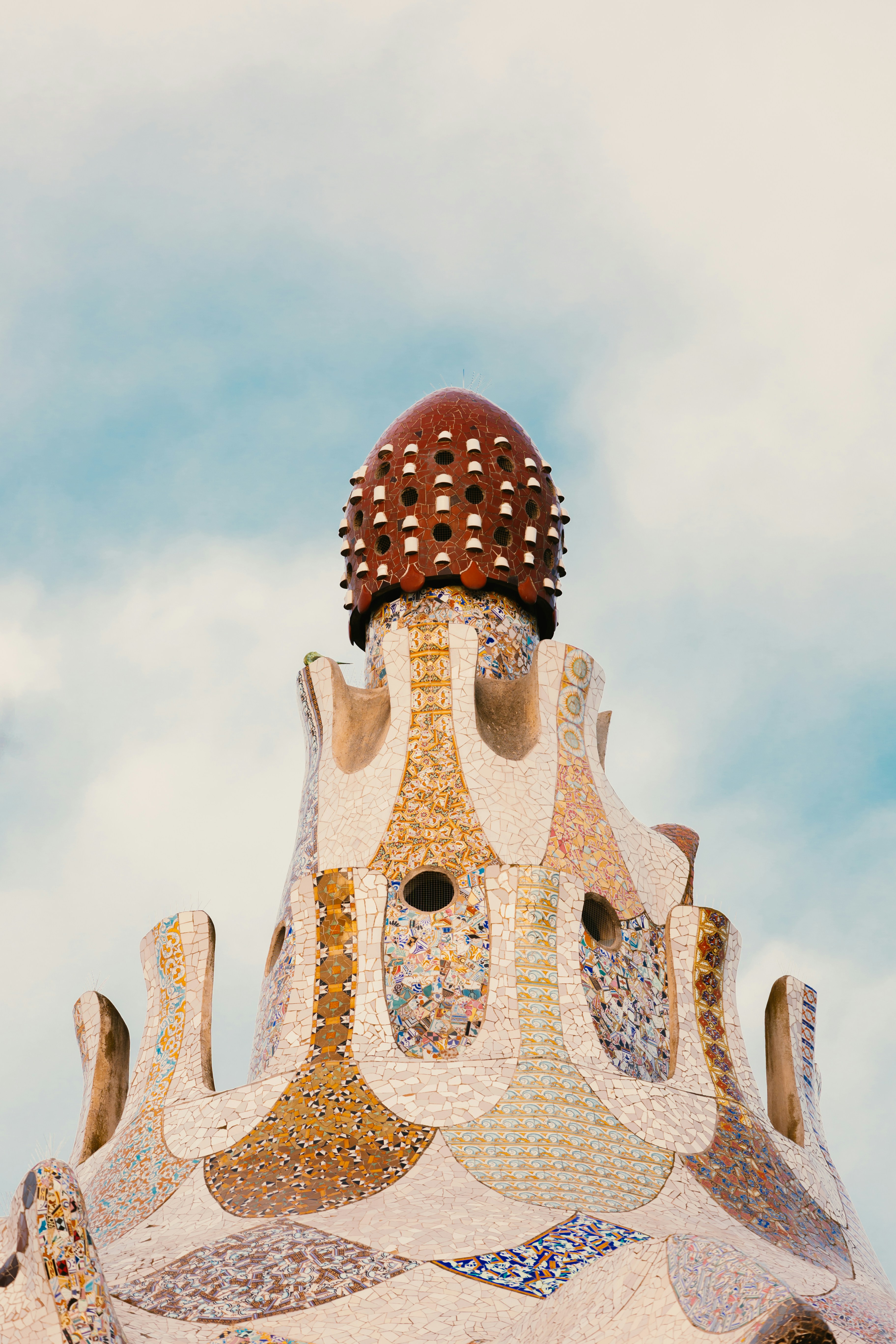 Tetto in tegole a mosaico con una distintiva cupola rossa e spinosa.