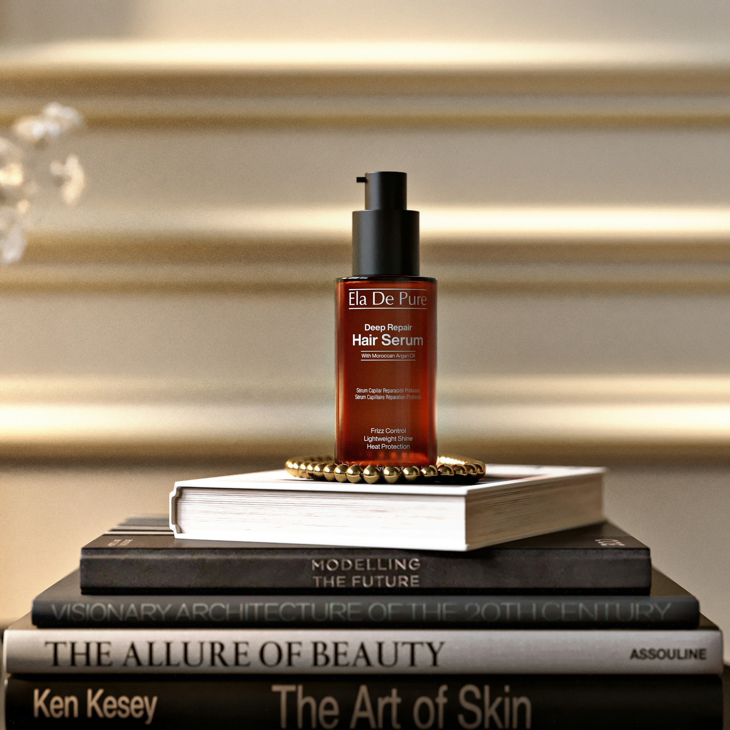Botol serum rambut bertumpu pada setumpuk buku yang elegan.