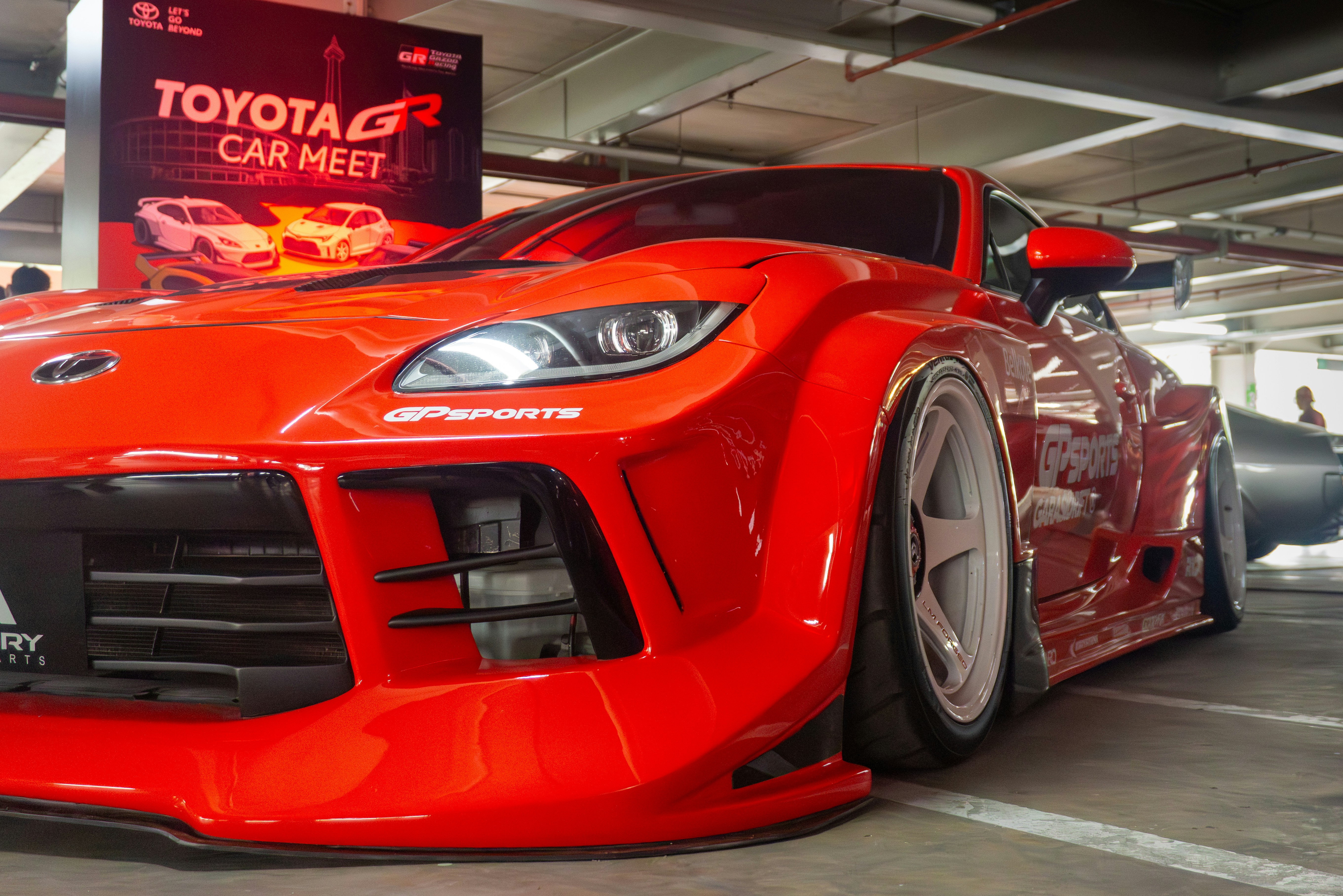 Toyota GR sportiva rossa modificata a una gara automobilistica