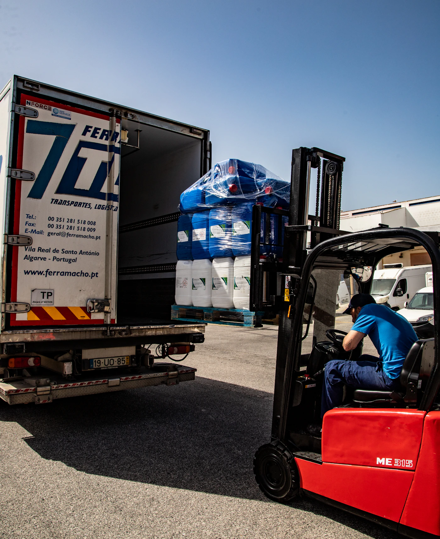 Cariste chargeant des palettes dans un camion logistique
