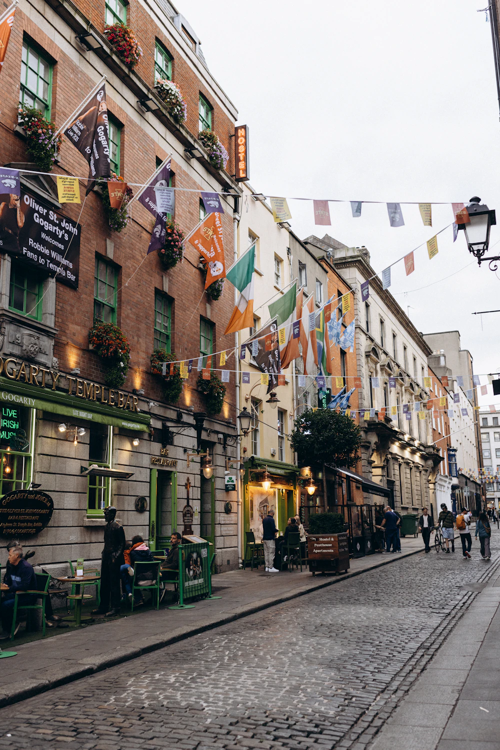 Rua histórica de Dublin com pubs e bandeiras