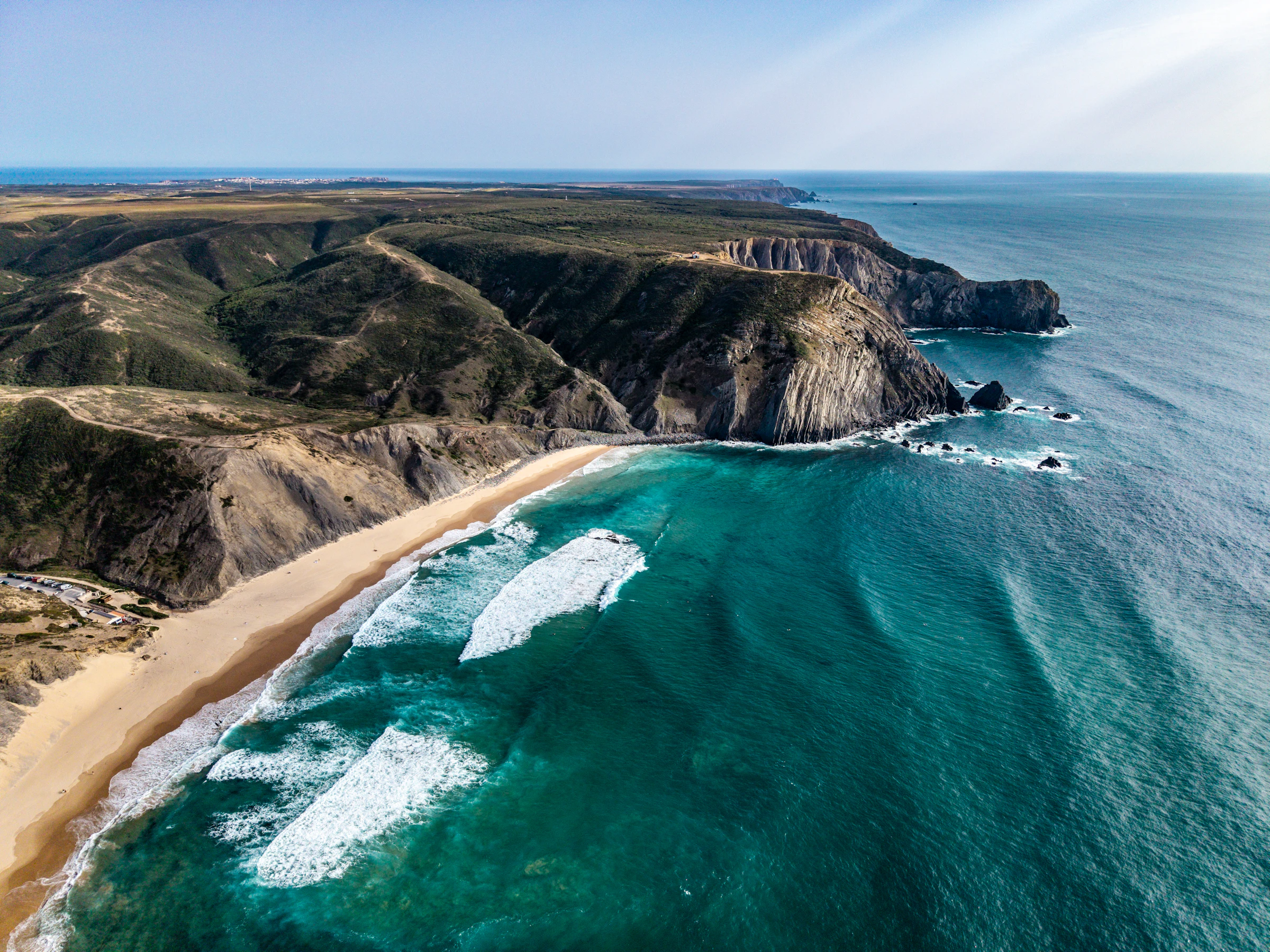 De ruige Atlantische kustkliffen bij Sagres aan het uiterste zuidwesten van de Algarve, met de oceaan tot aan de horizon