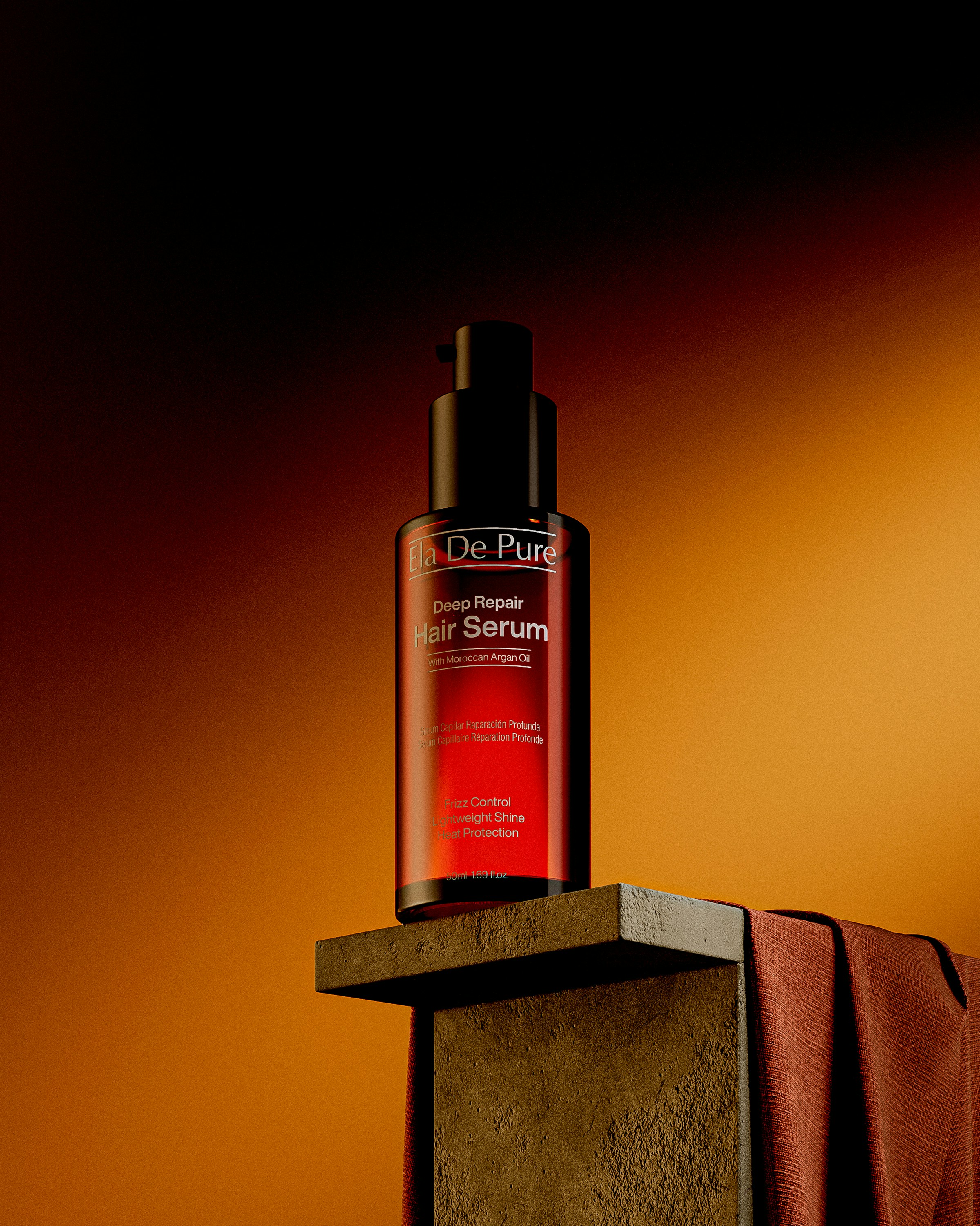 Botol serum rambut merah di atas balok kayu dengan kain.