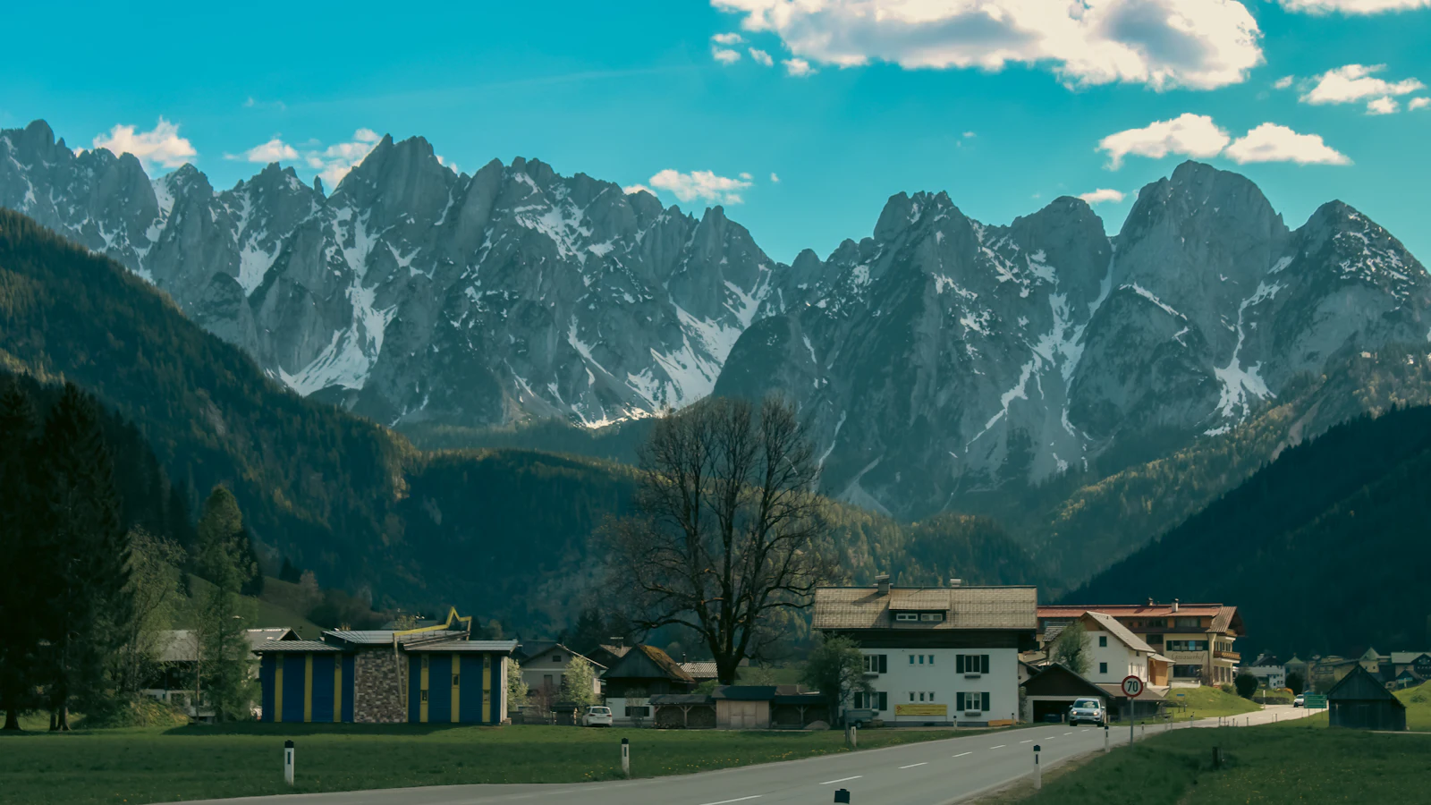 Village niché dans une vallée de montagne — photo d'illustration