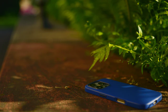 Teléfono móvil colocado junto a vegetación como símbolo de equilibrio digital