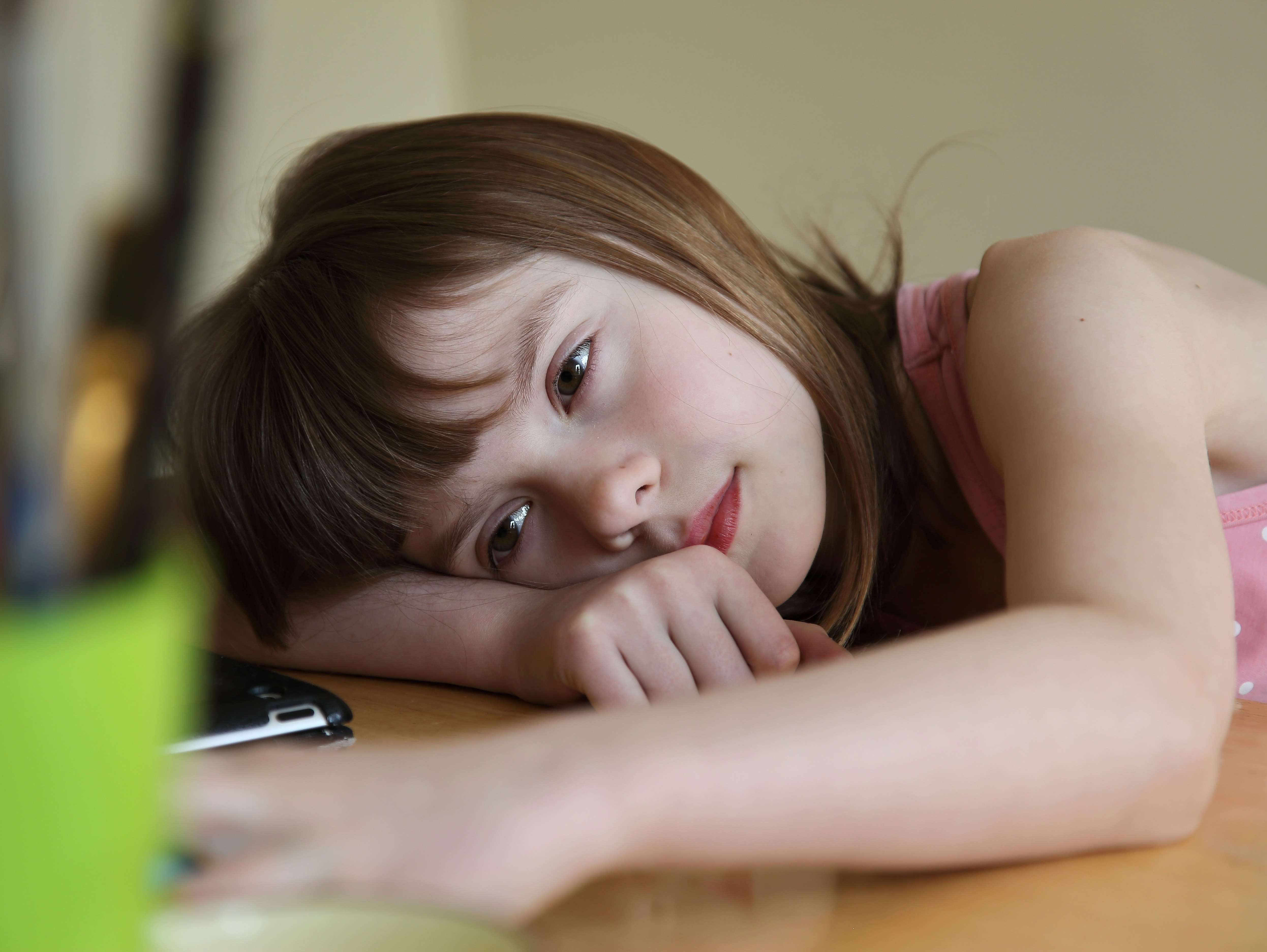 child resting head, wallpaper, Sakit Kepala pada Anak: 7 Pertolongan Pertama yang Tepat & Aman 3