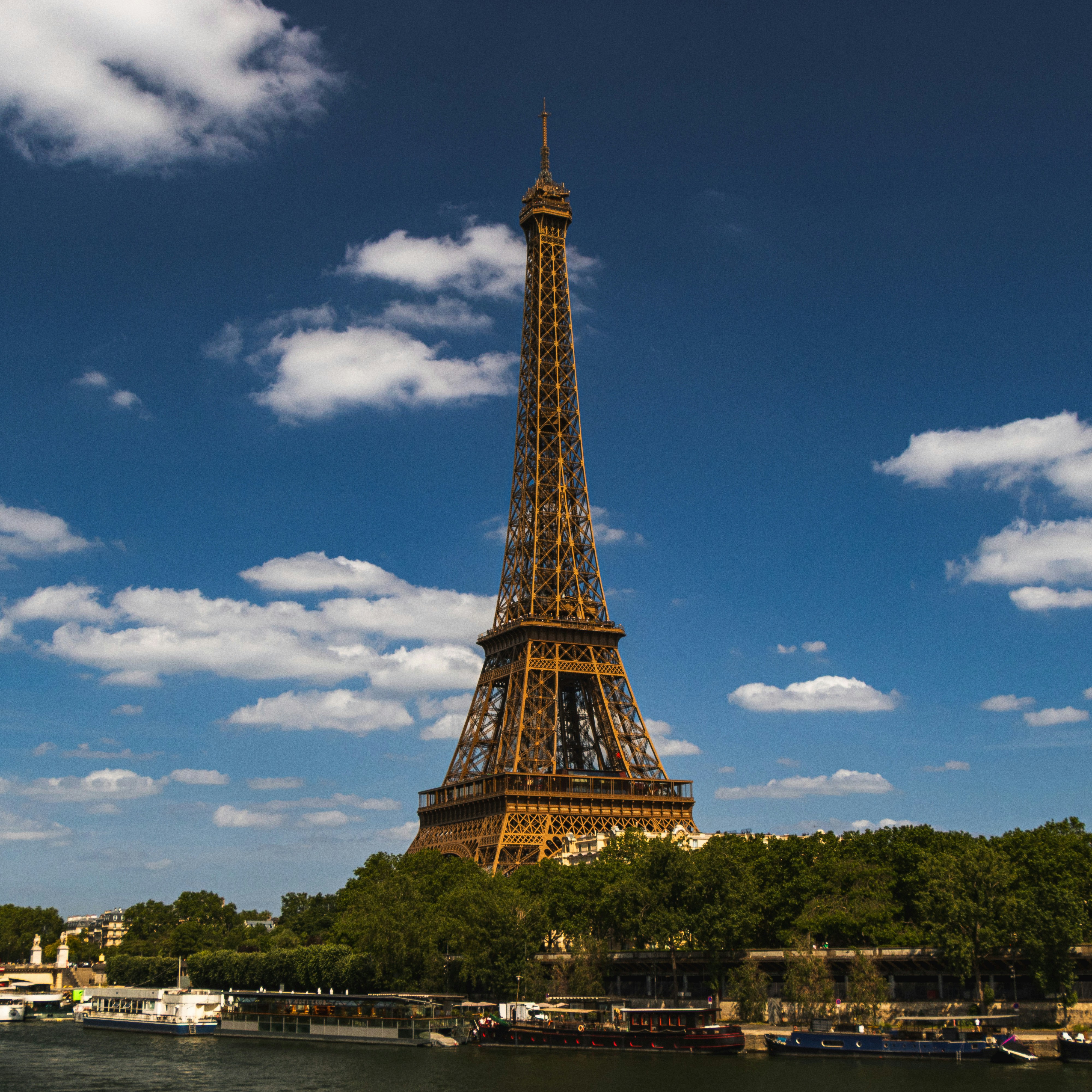 La icónica Torre Eiffel que se alza sobre el río Sena en París.