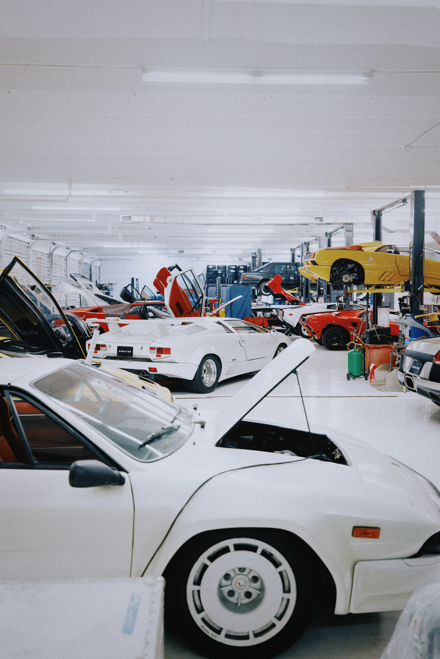Carros sobre elevadores dentro de un taller