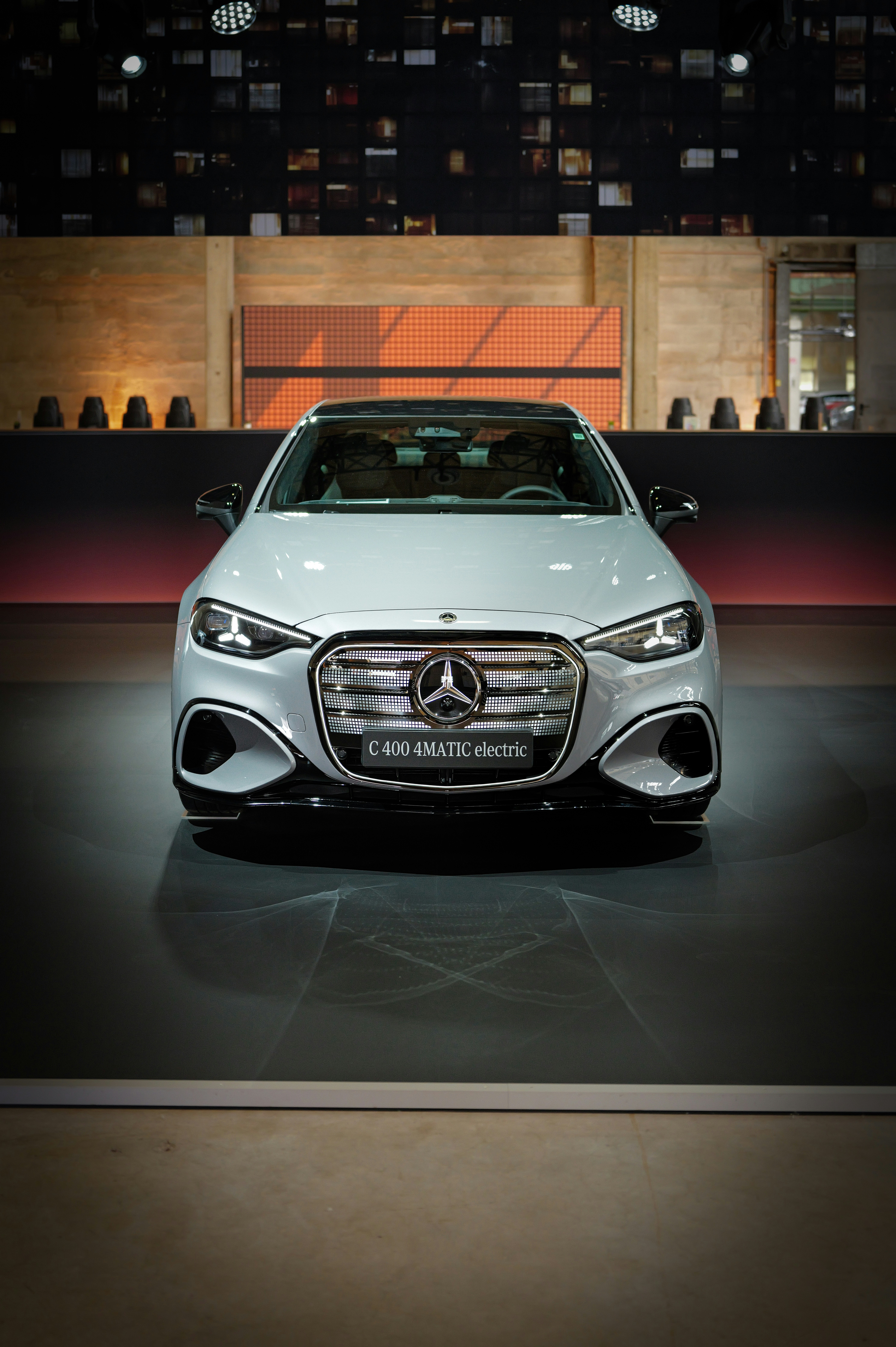 Un Mercedes-Benz C-400 4matic eléctrico blanco en exposición.